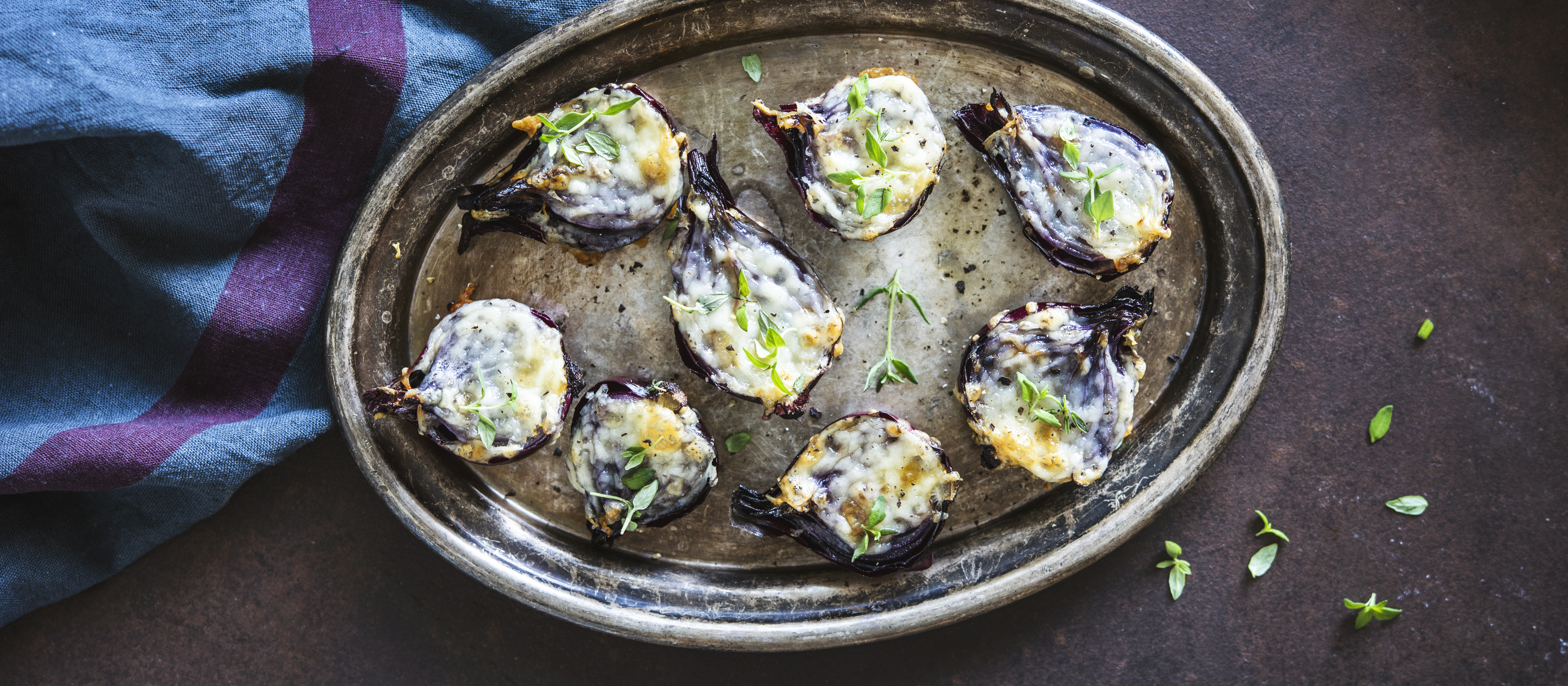 Juustokuorrutetut sipulinpuolikkaat