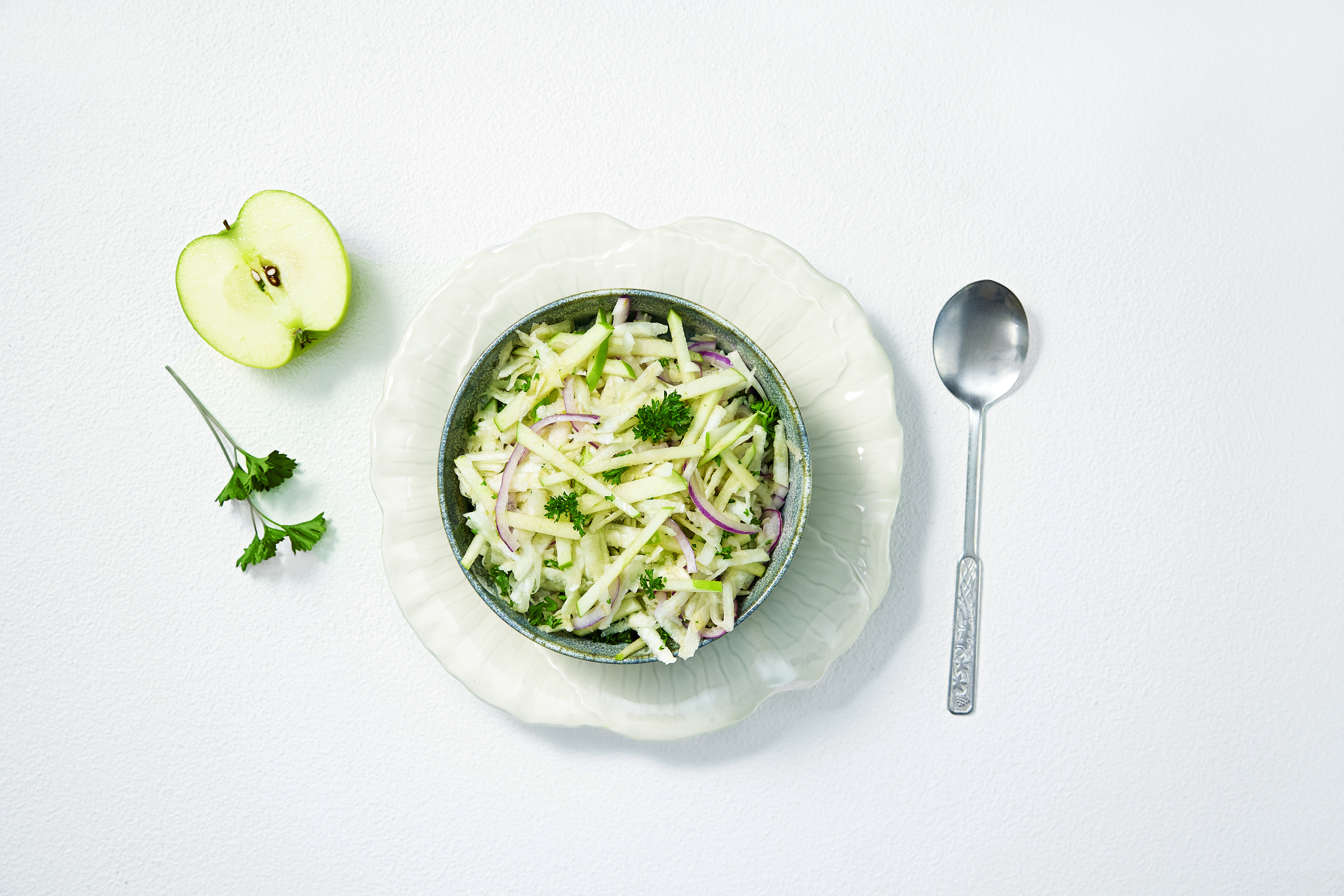 Omena-sellerisalaatti