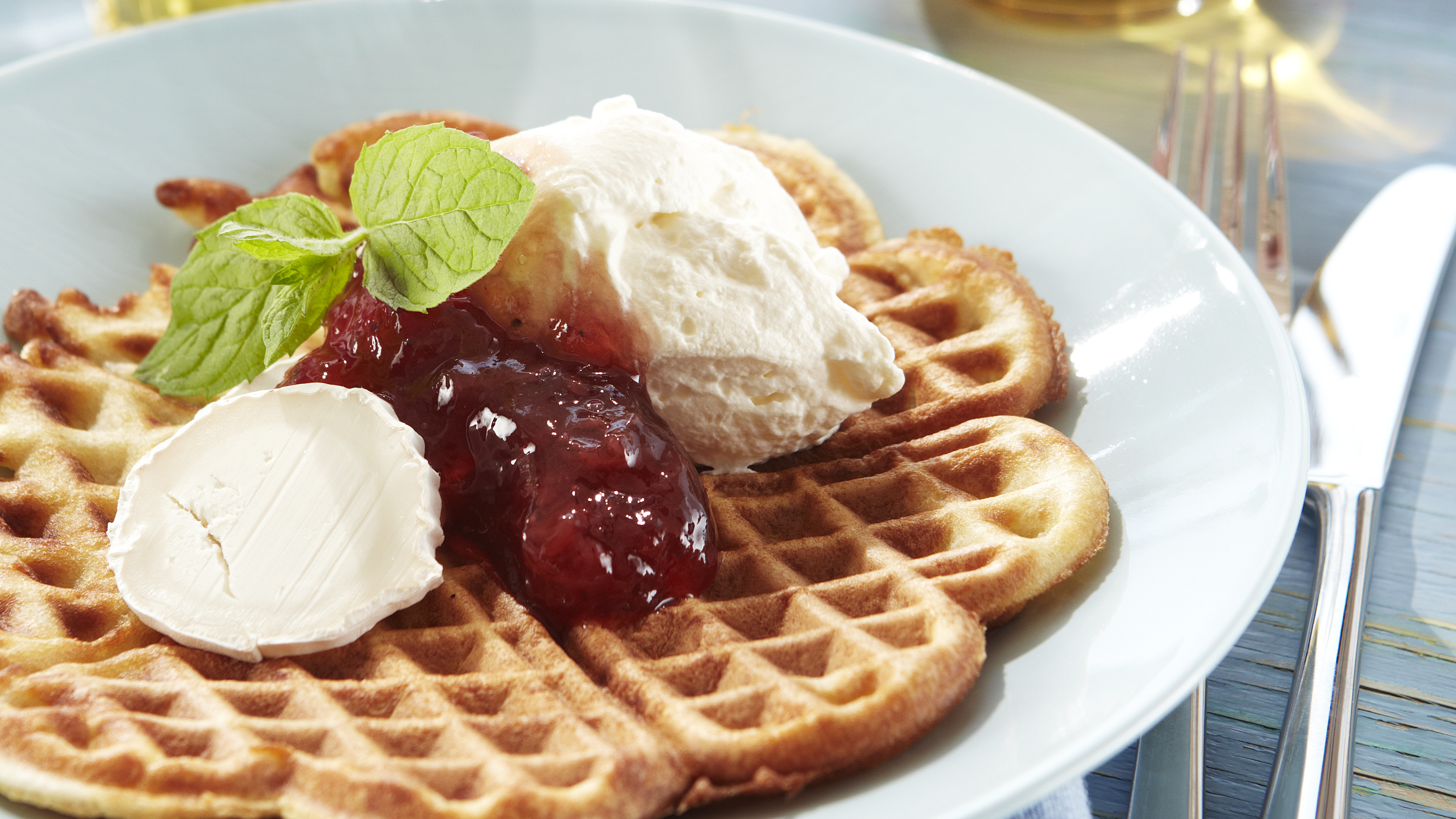 Vuohenjuusto-mansikkavohvelit