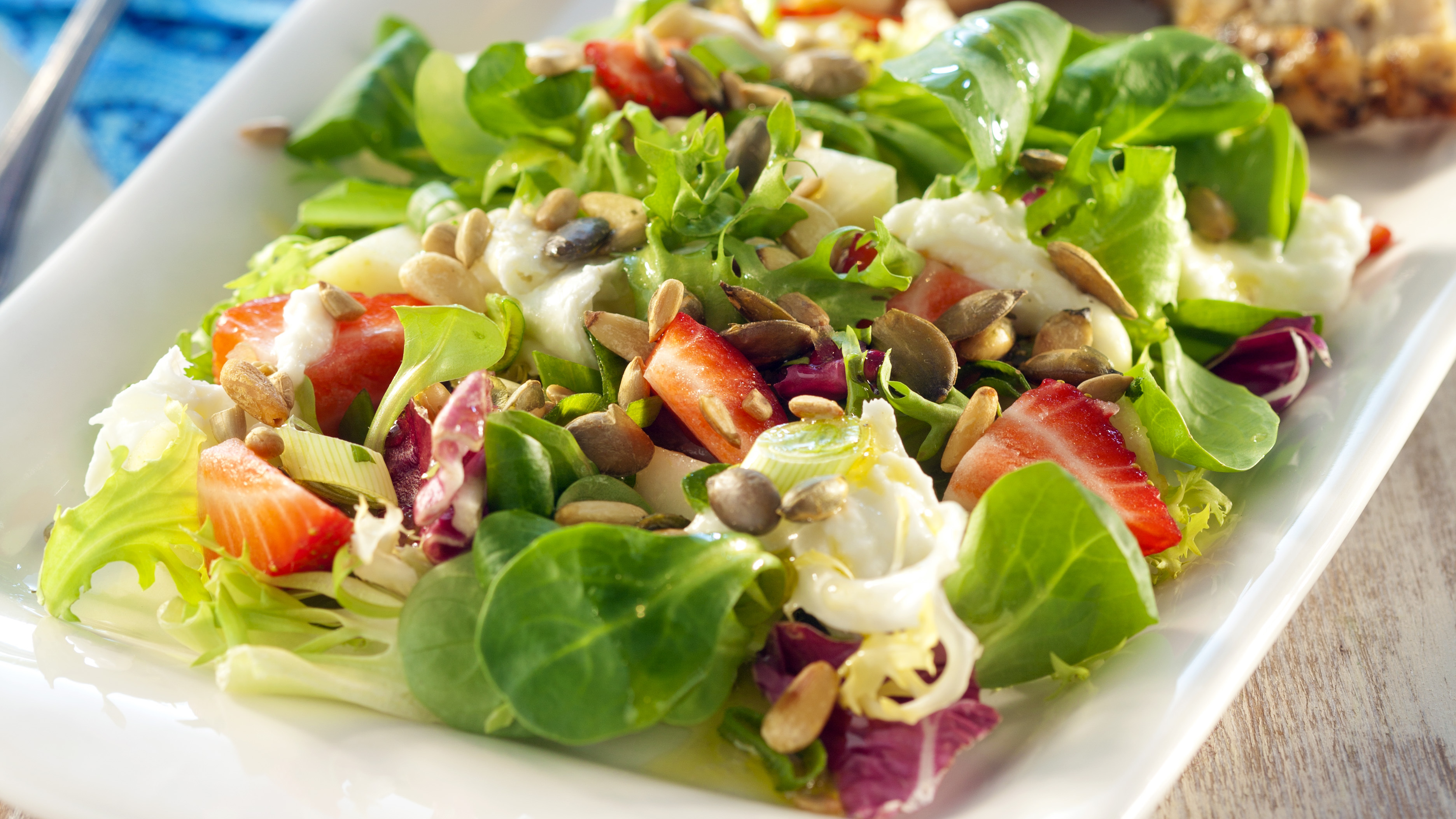 Mansikka-mozzarellasalaatti