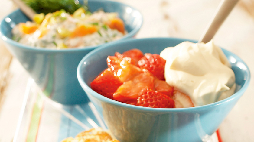 Raparperi-mansikkatäyte muurinpohjaletuille