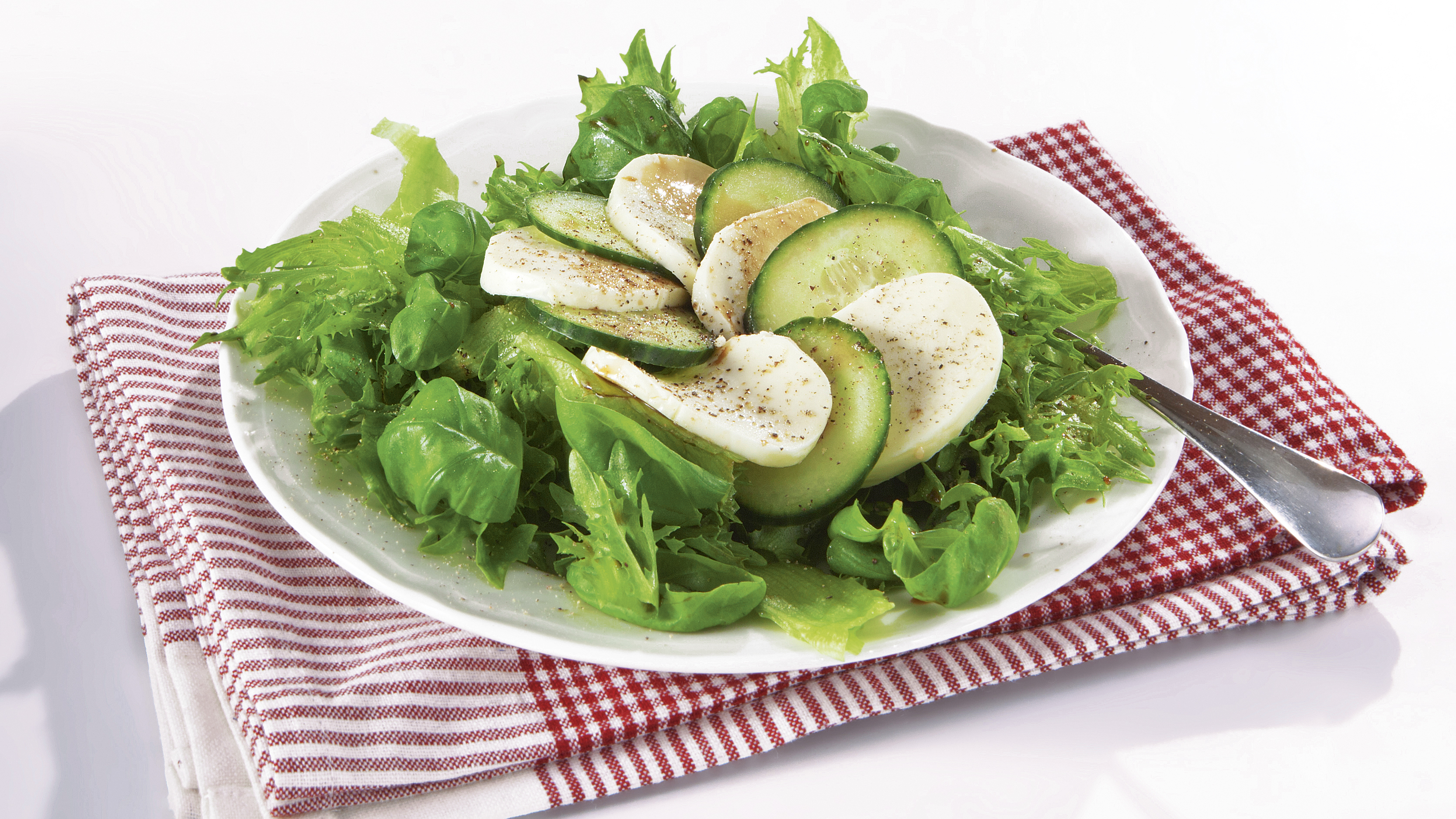 Kurkku-mozzarellasalaatti