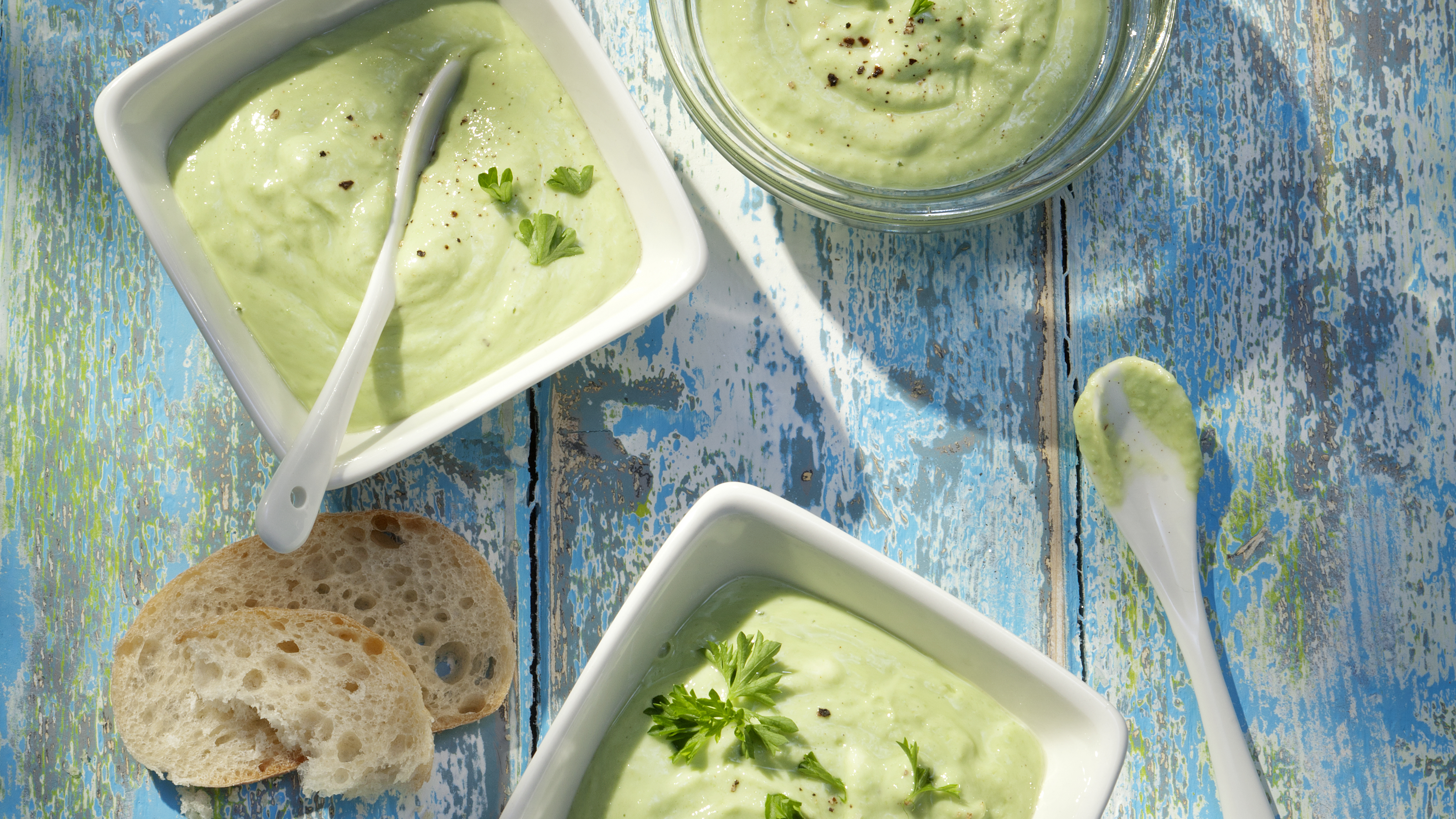 Kylmä avokadokeitto