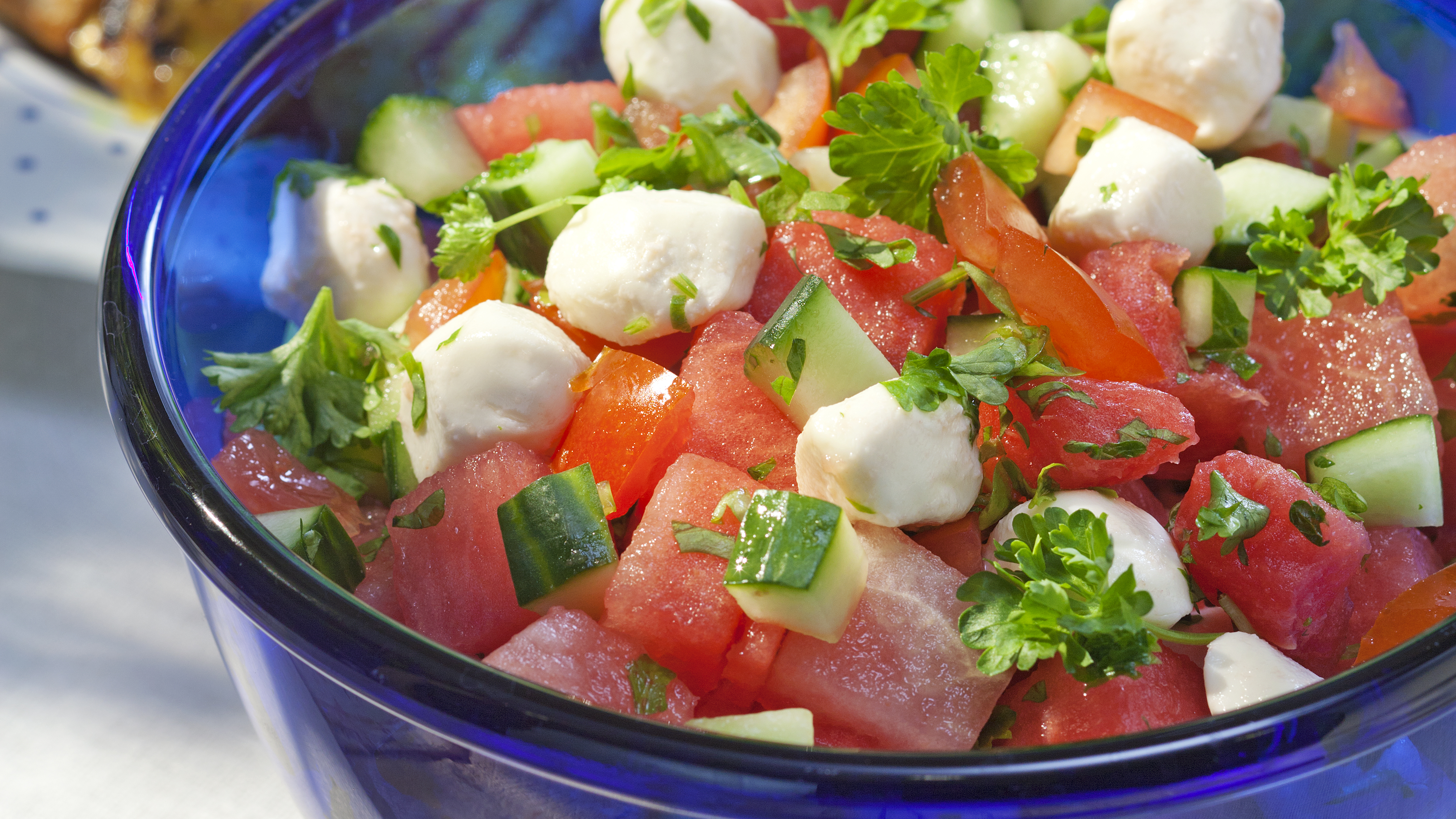 Mozzarella-melonisalaatti ja grillibroileri