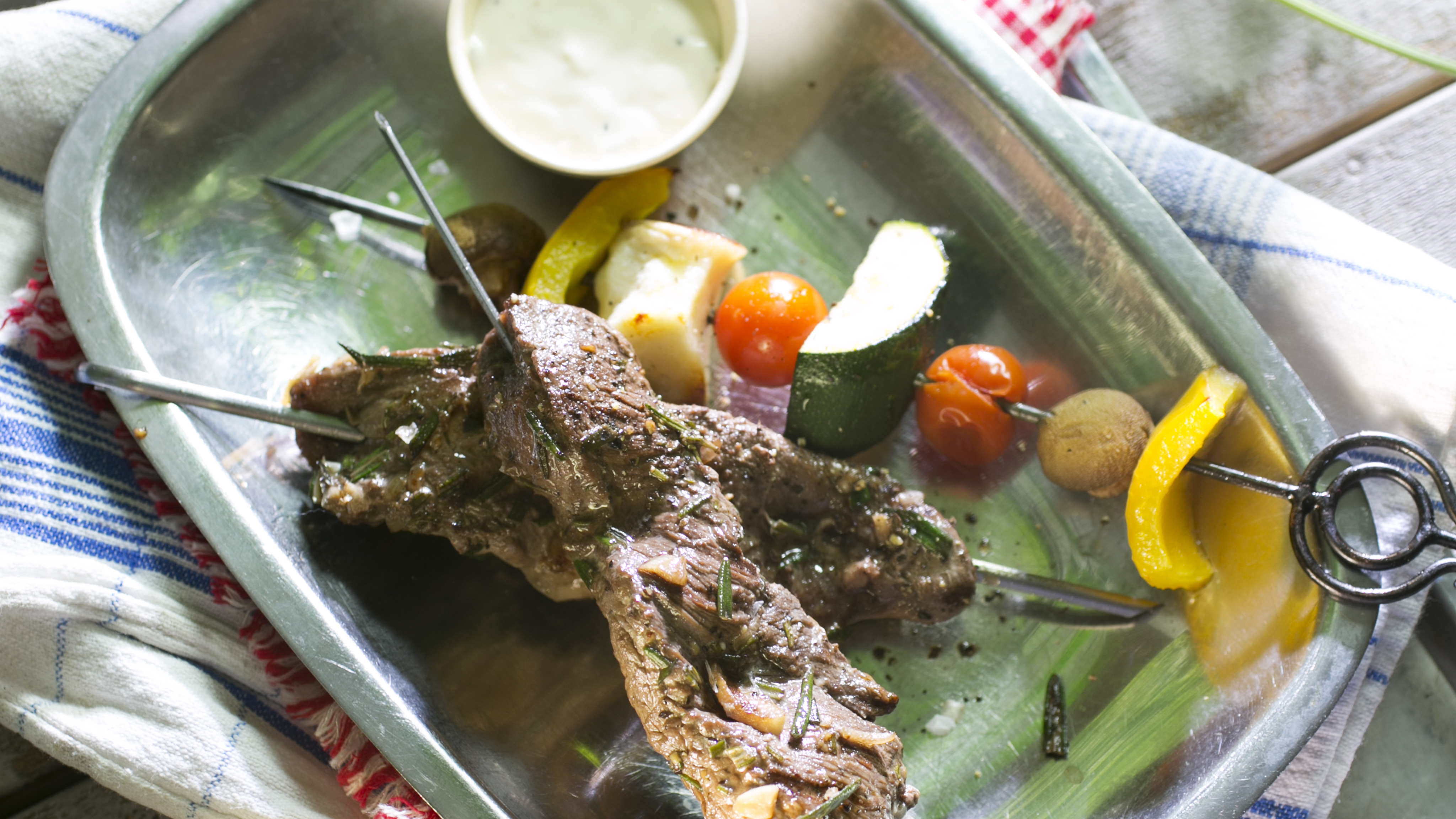 Grillatut lammas- ja vihannesvartaat