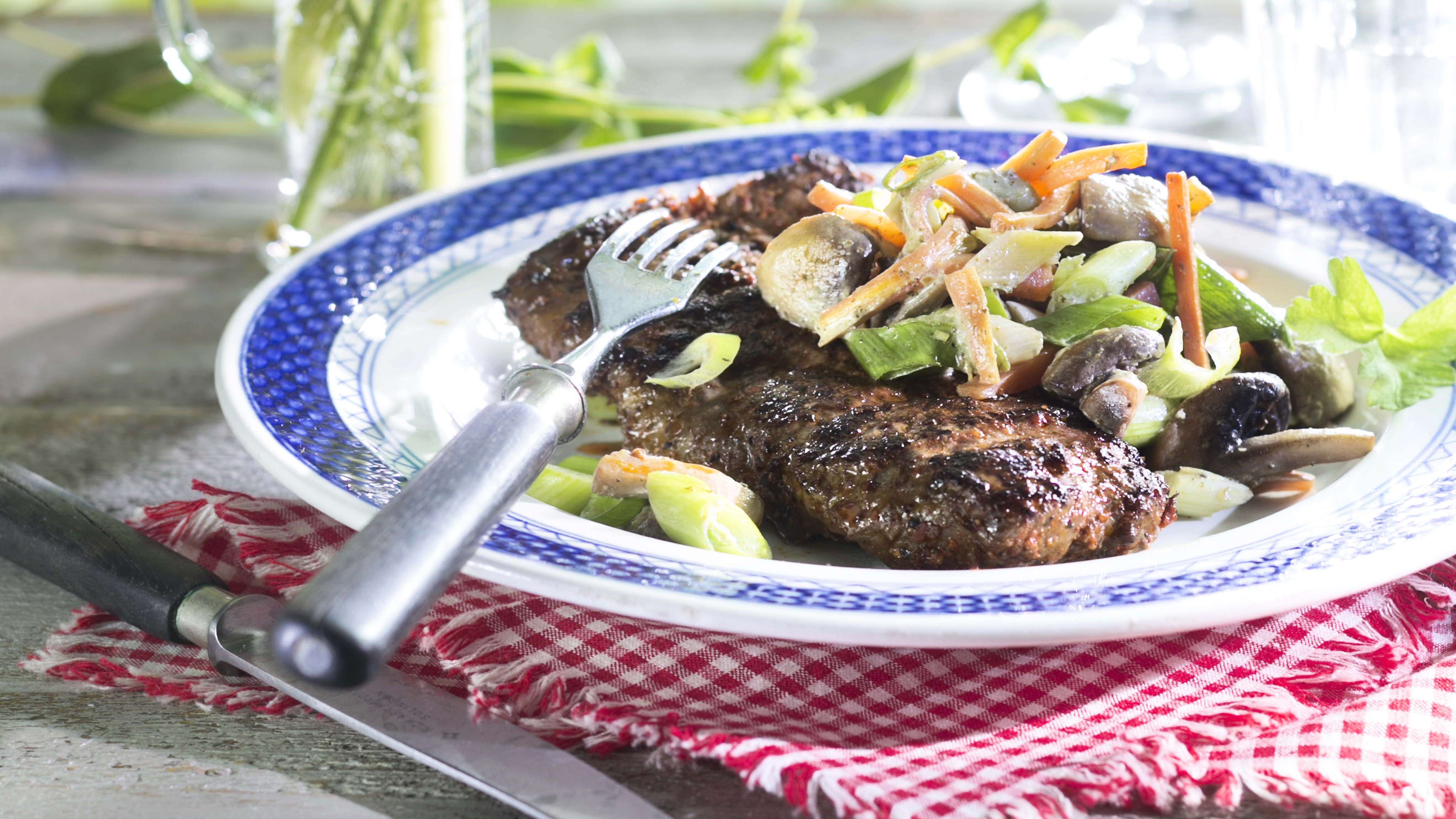 Grillipihvit ja salviakasvikset