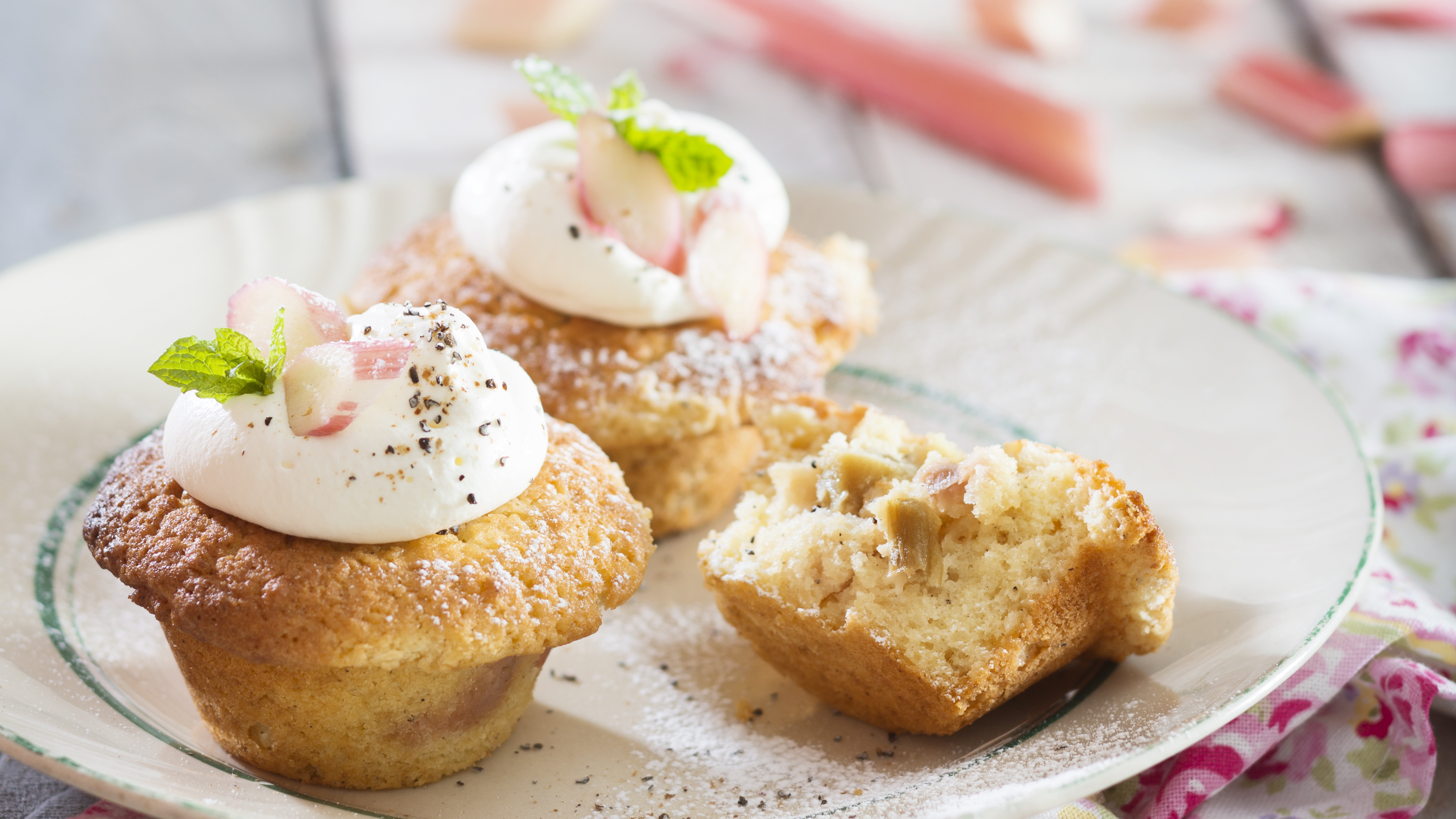 Kookos-raparperimuffinssit