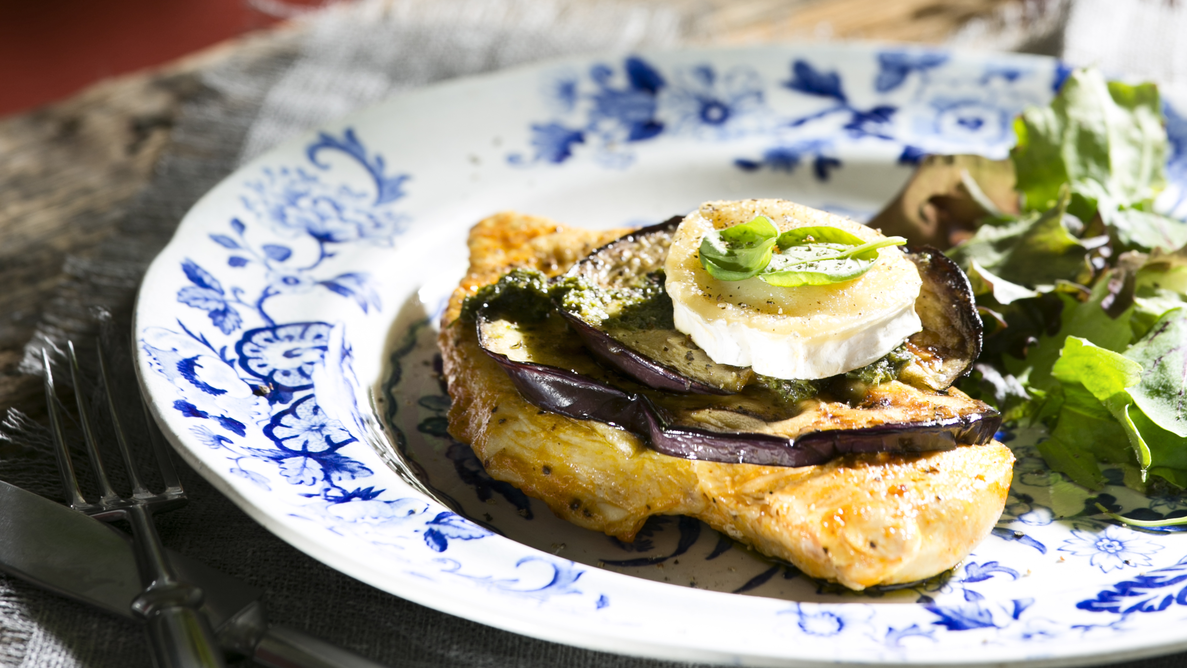 Pesto-munakoisot ja broilerinfileepihvit