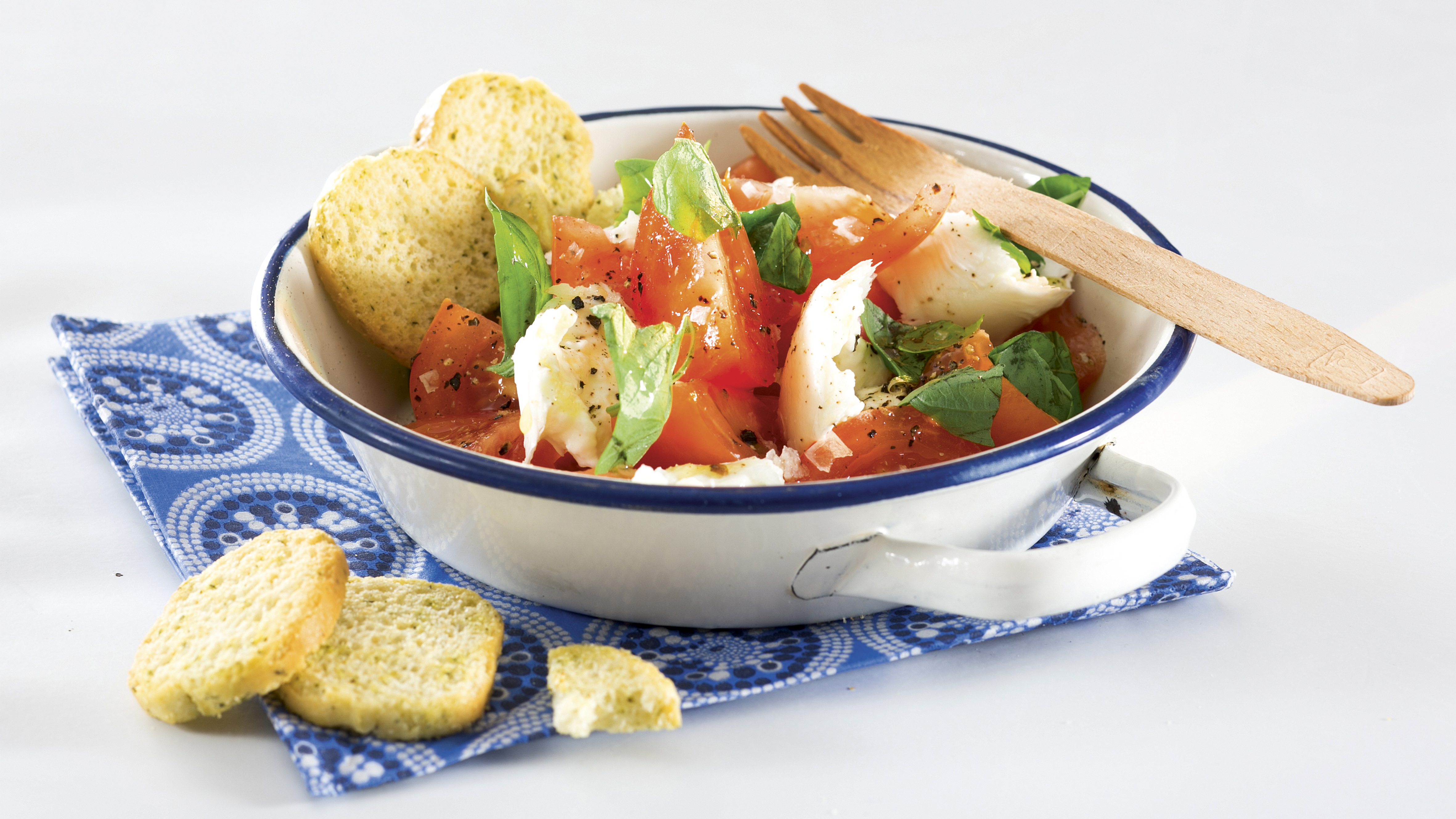 Tomaatti-mozzarellasalaatti