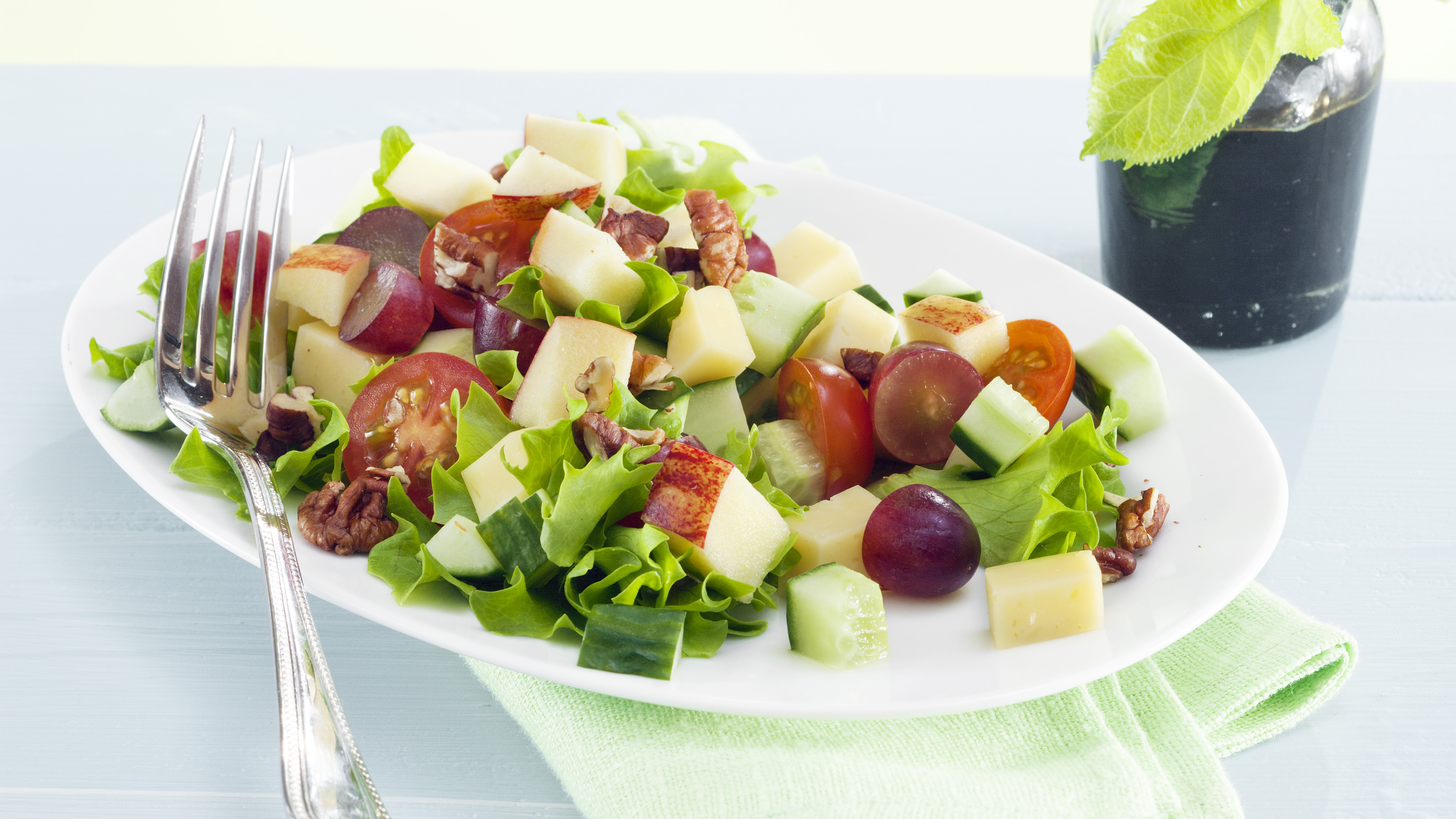 Hedelmäinen cheddarjuustosalaatti