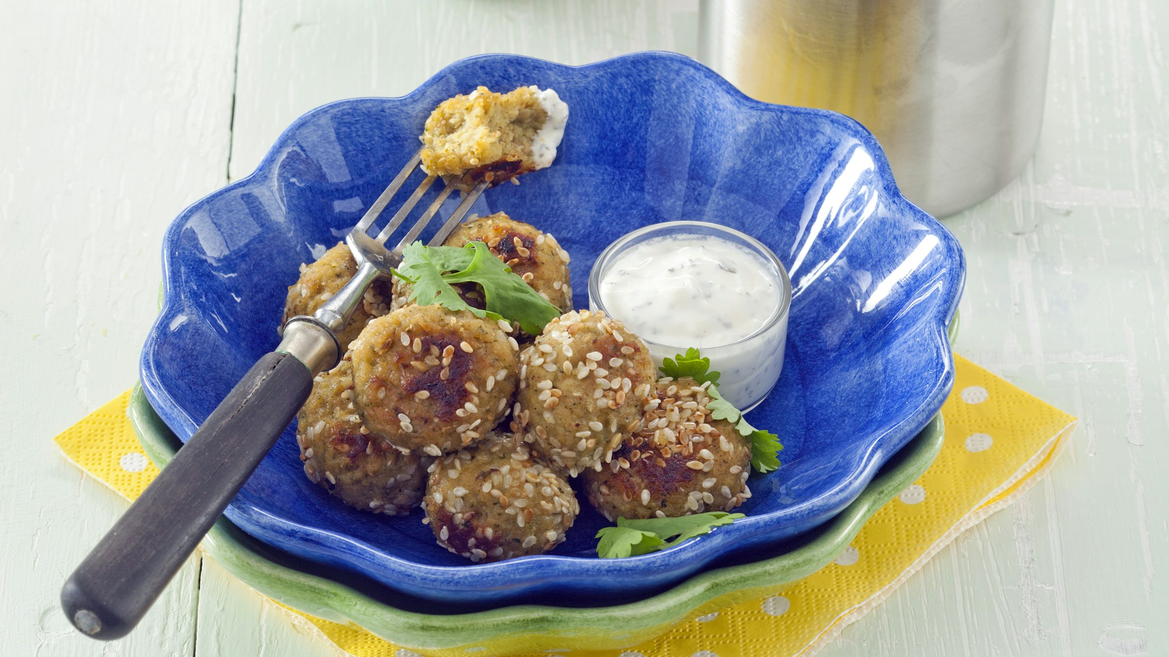 Falafelpyörykät ja minttukastike-image
