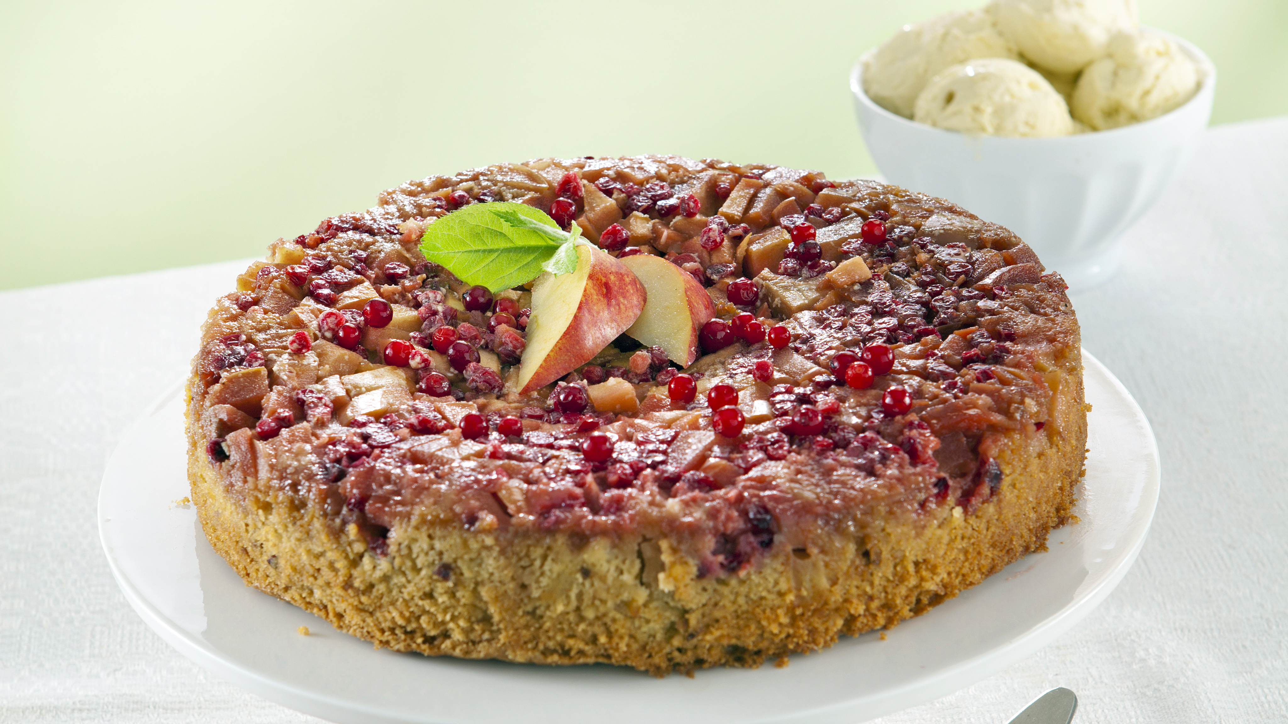 Omenainen puolukkakeikauskakku