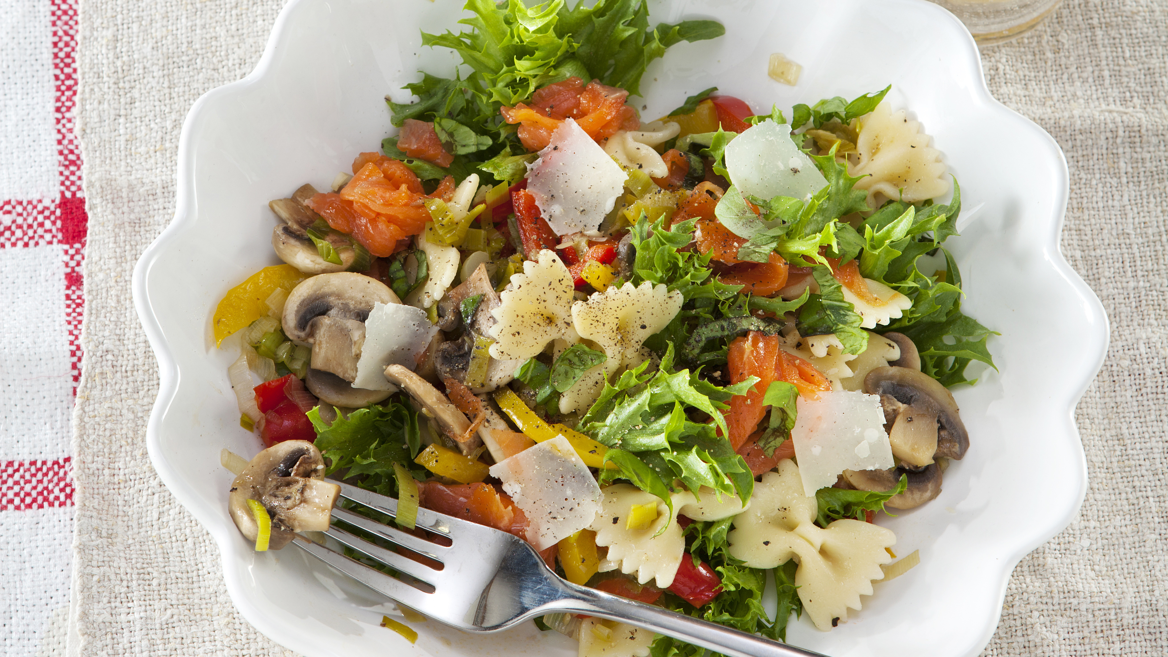 Lämmin pastasalaatti