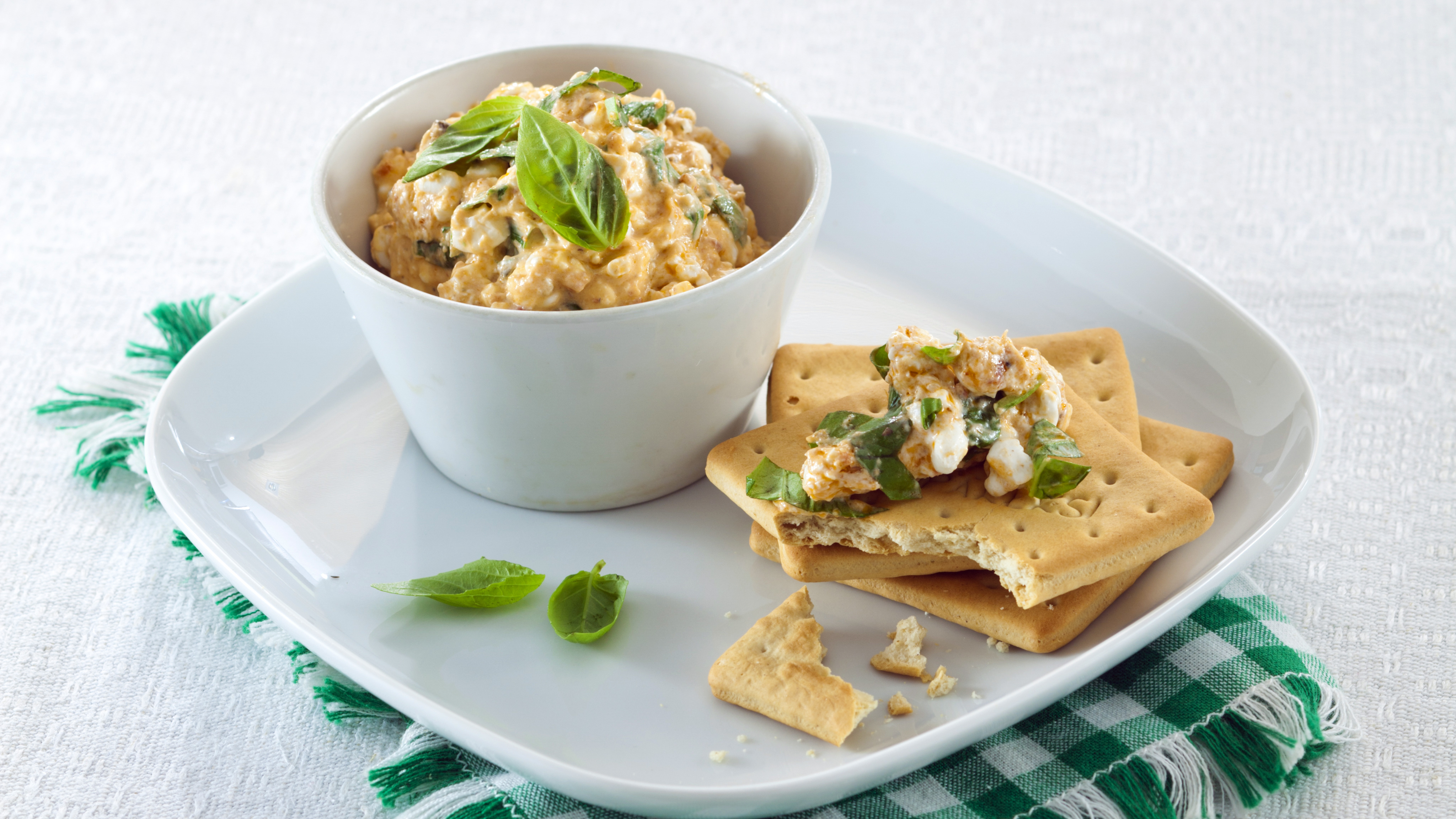 Punainen pesto-raejuustolevite