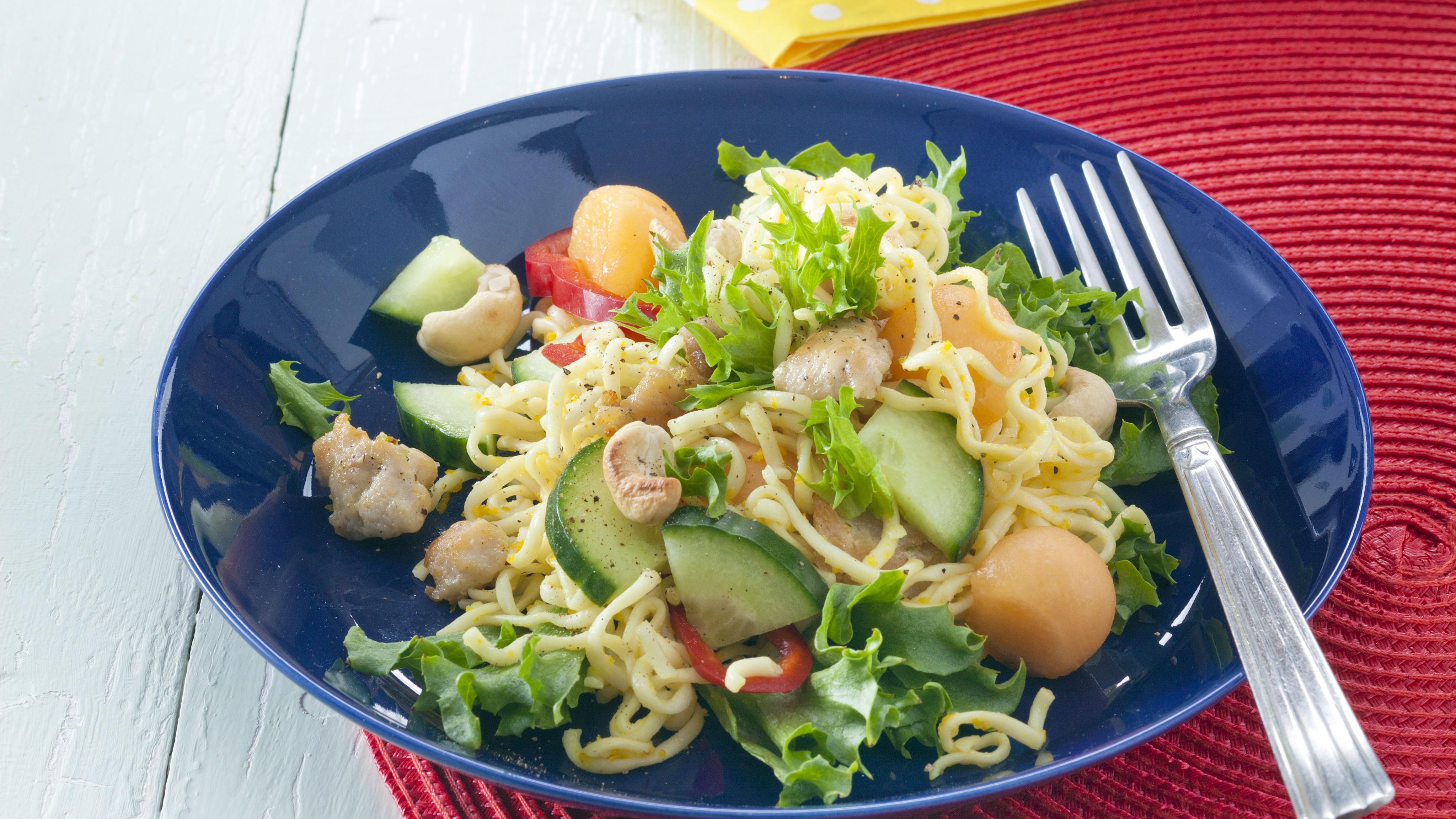 Nuudeli-broilerisalaatti