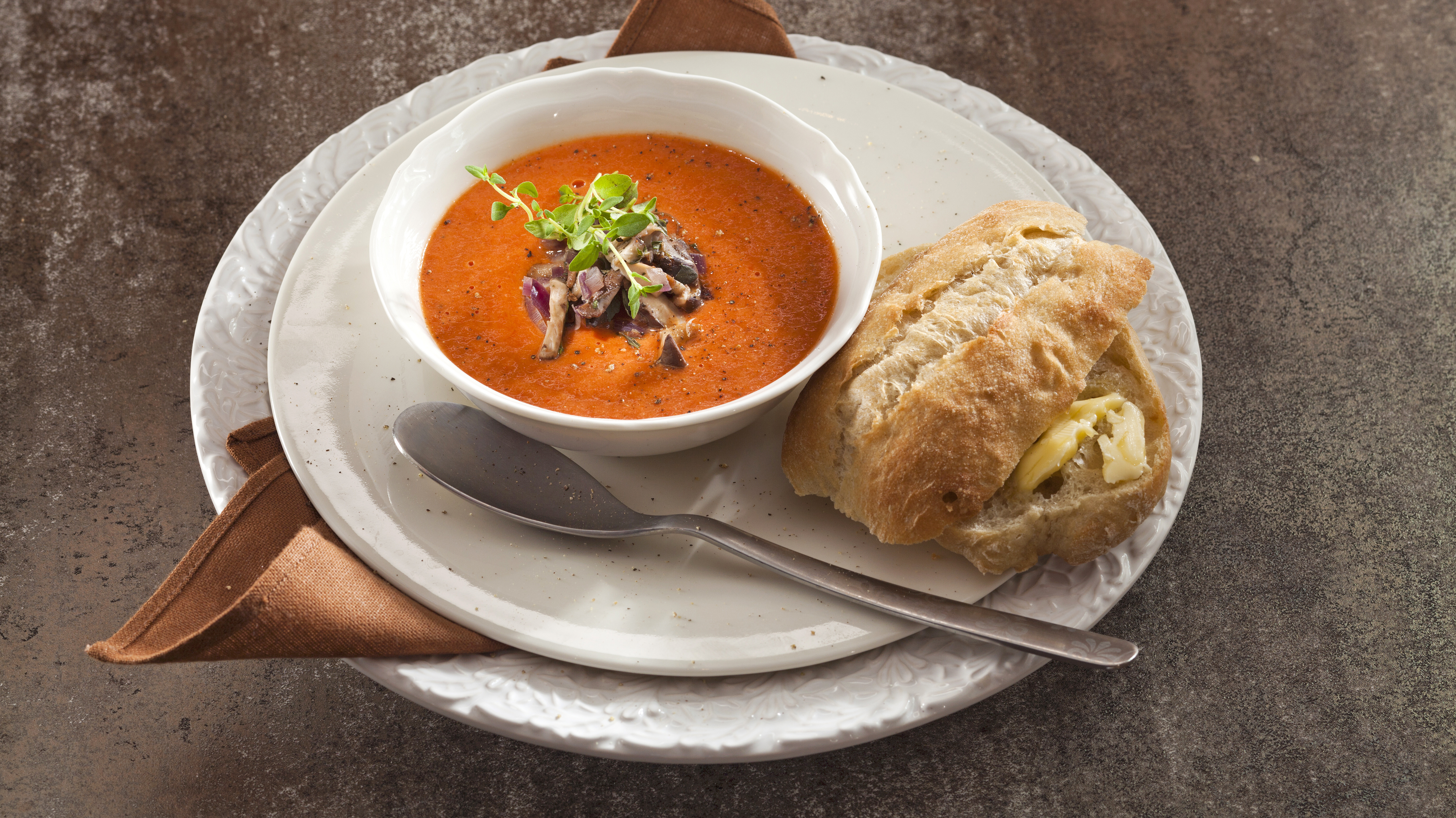 Paahdettu paprikakeitto ja sienihöystö