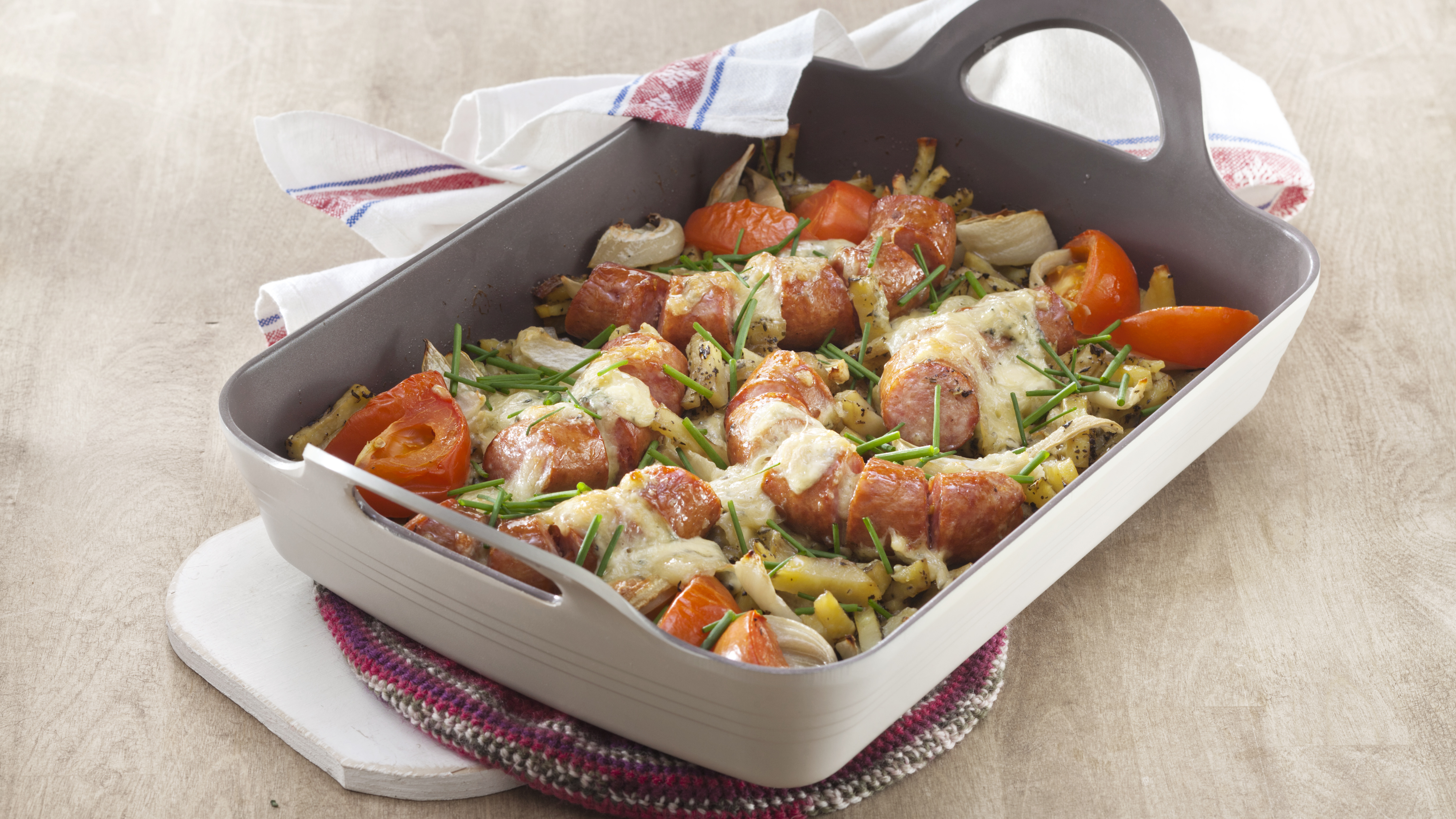 Sinihomejuustoinen uunimakkara