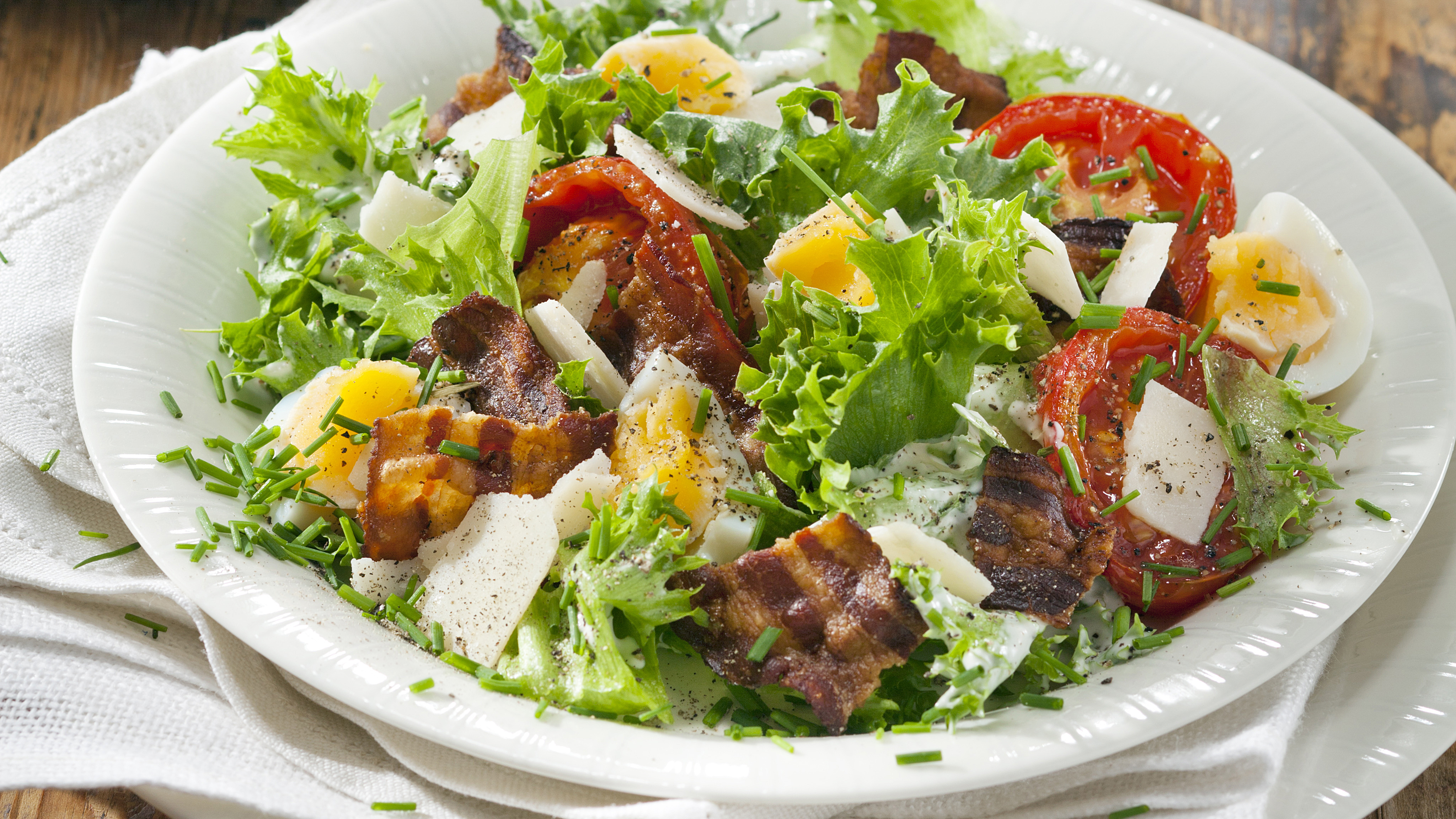 Pekonicaesarsalaatti