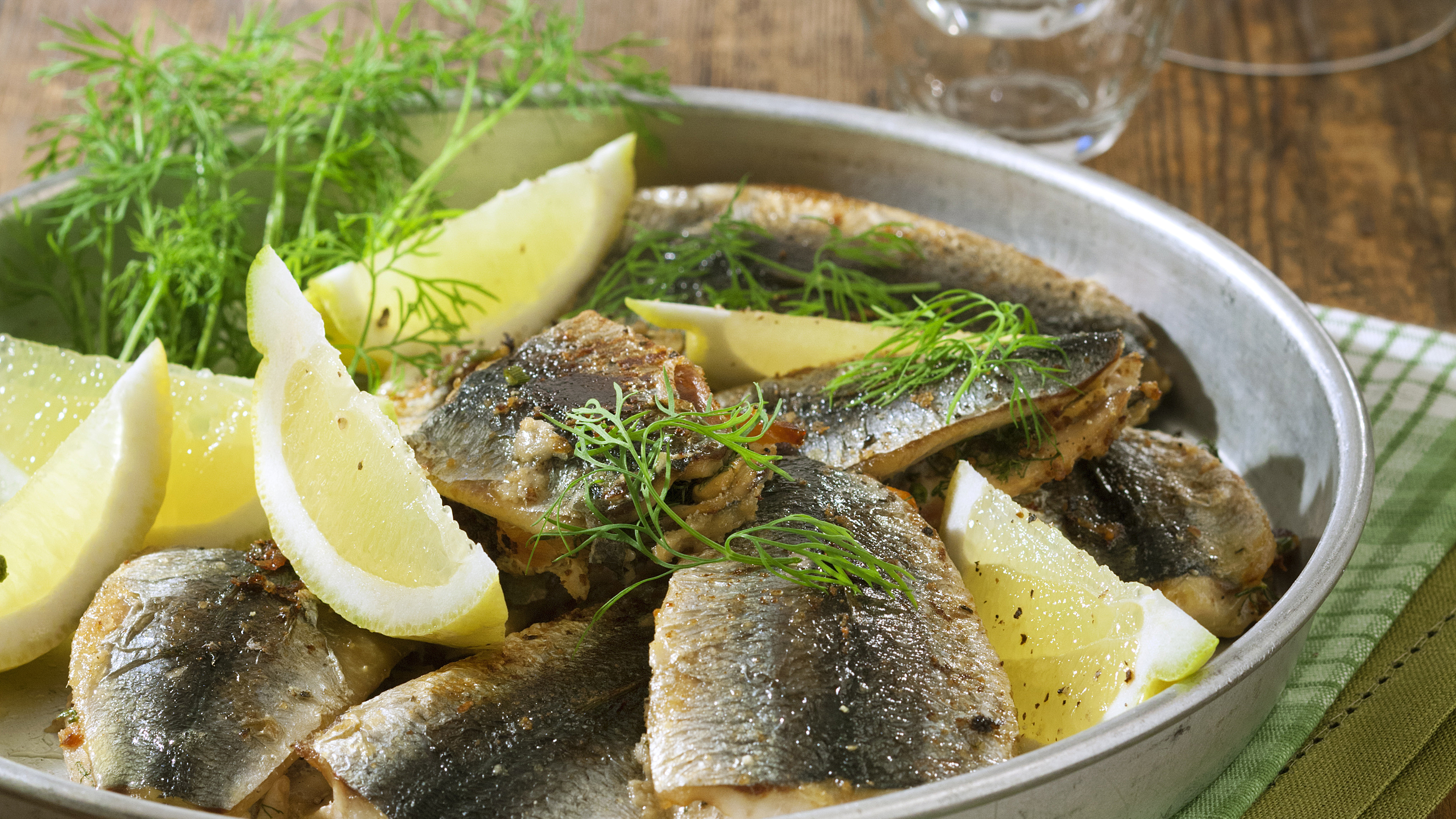 Lohitäytteiset silakkapihvit