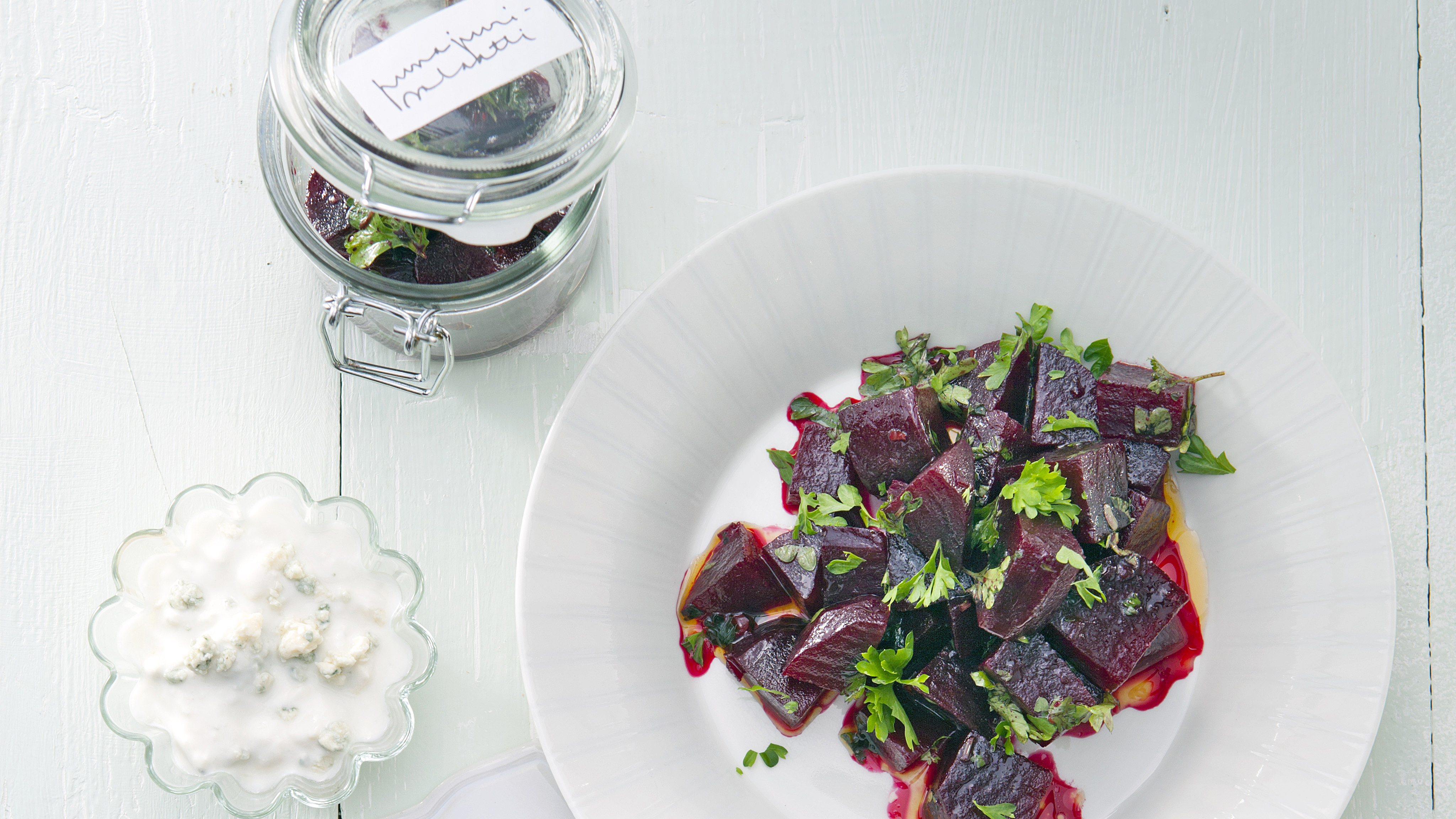 Marinoitu punajuurisalaatti