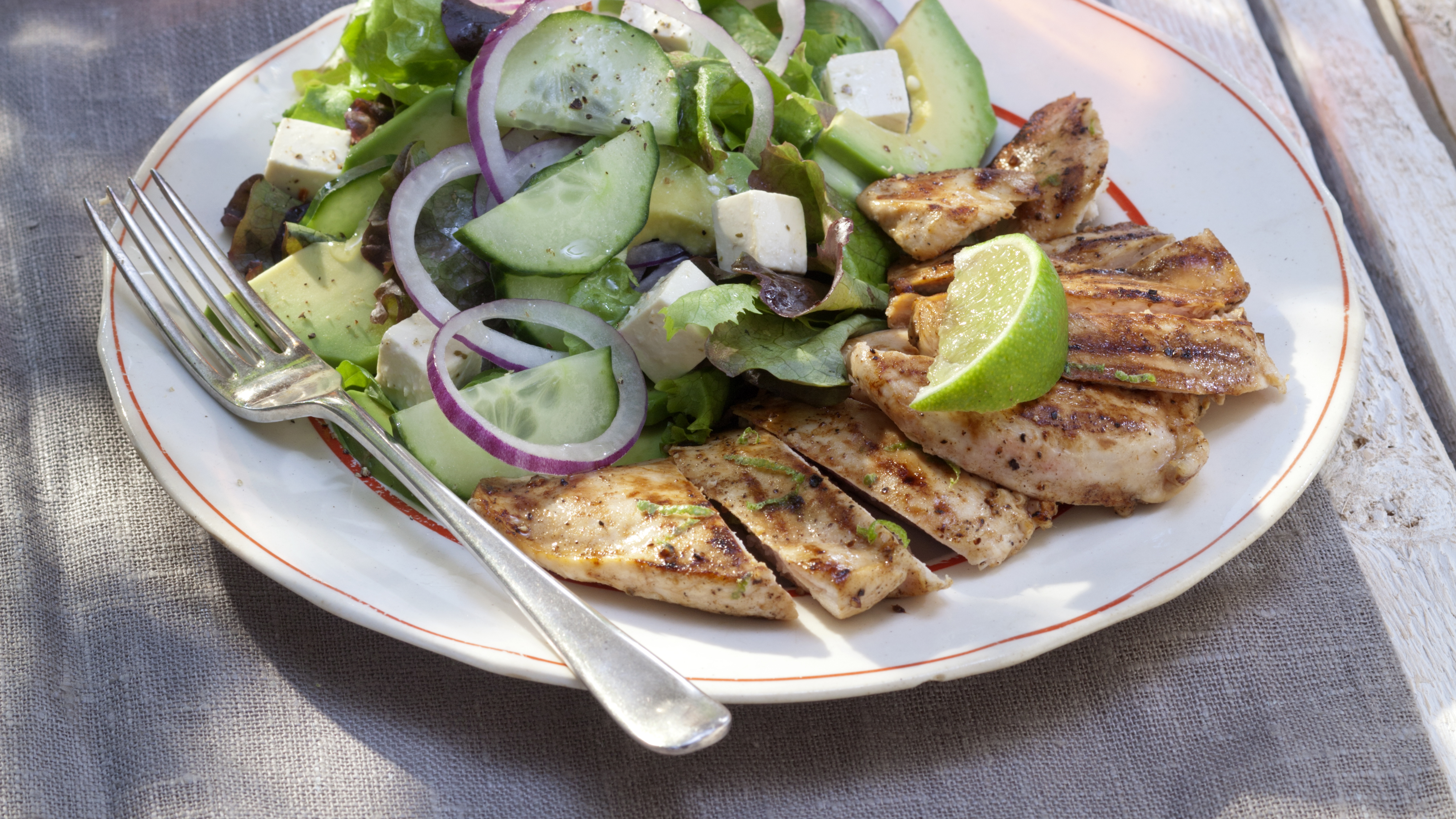 Avokado-fetasalaatti