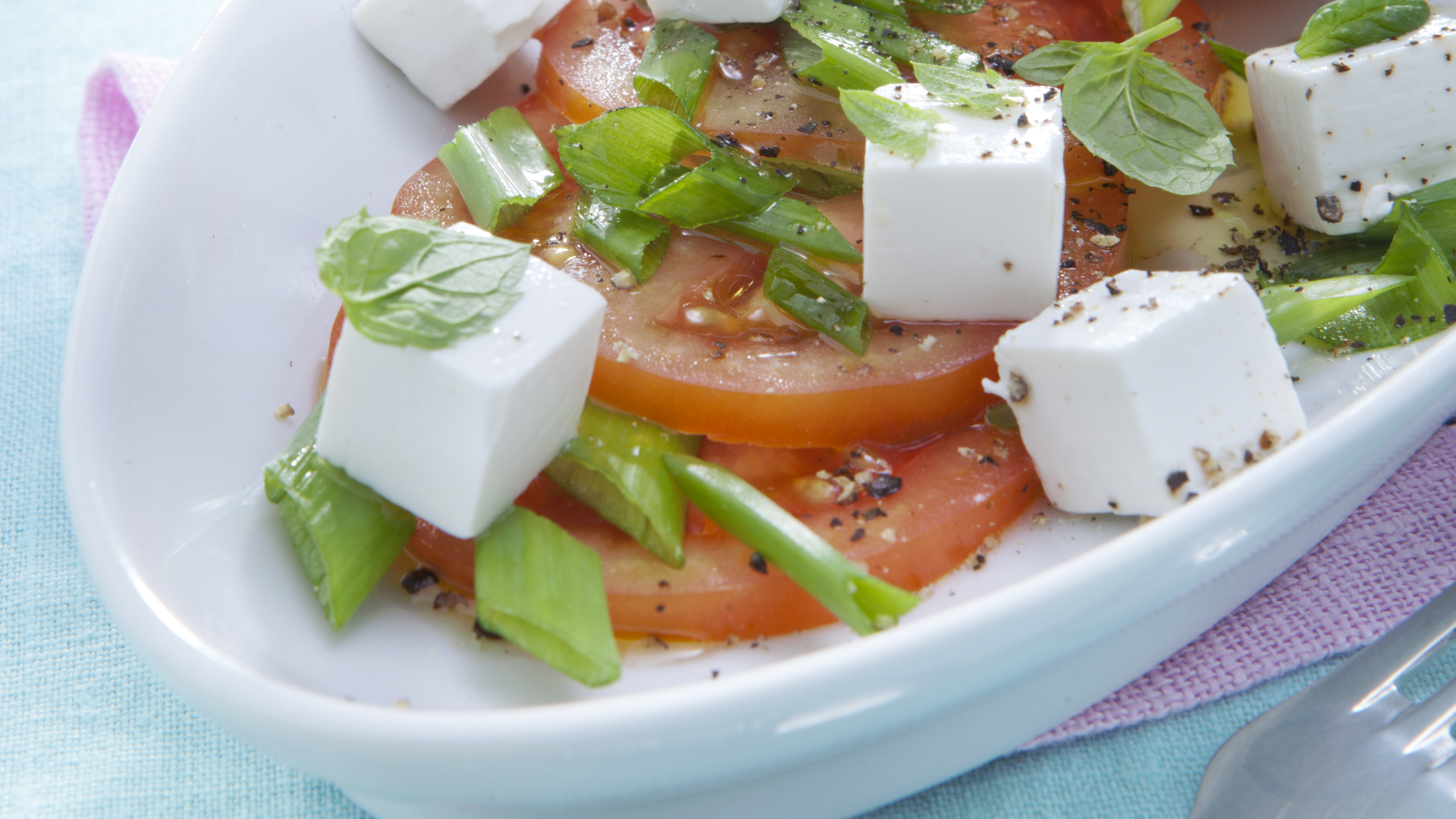 Tomaatti-vuohenjuustosalaatti