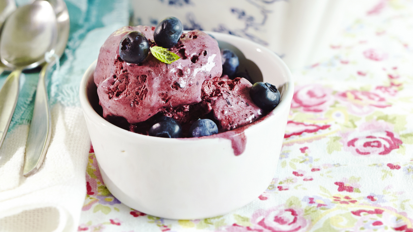 Mustikkasemifreddo eli puolijäädytetty jäätelö