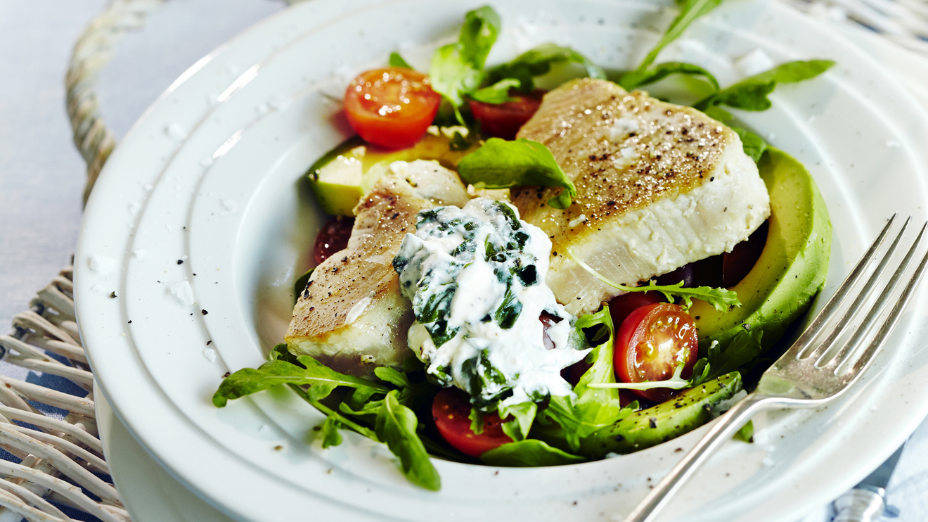 Tonnikalapihvit ja avokado-tomaattisalaatti
