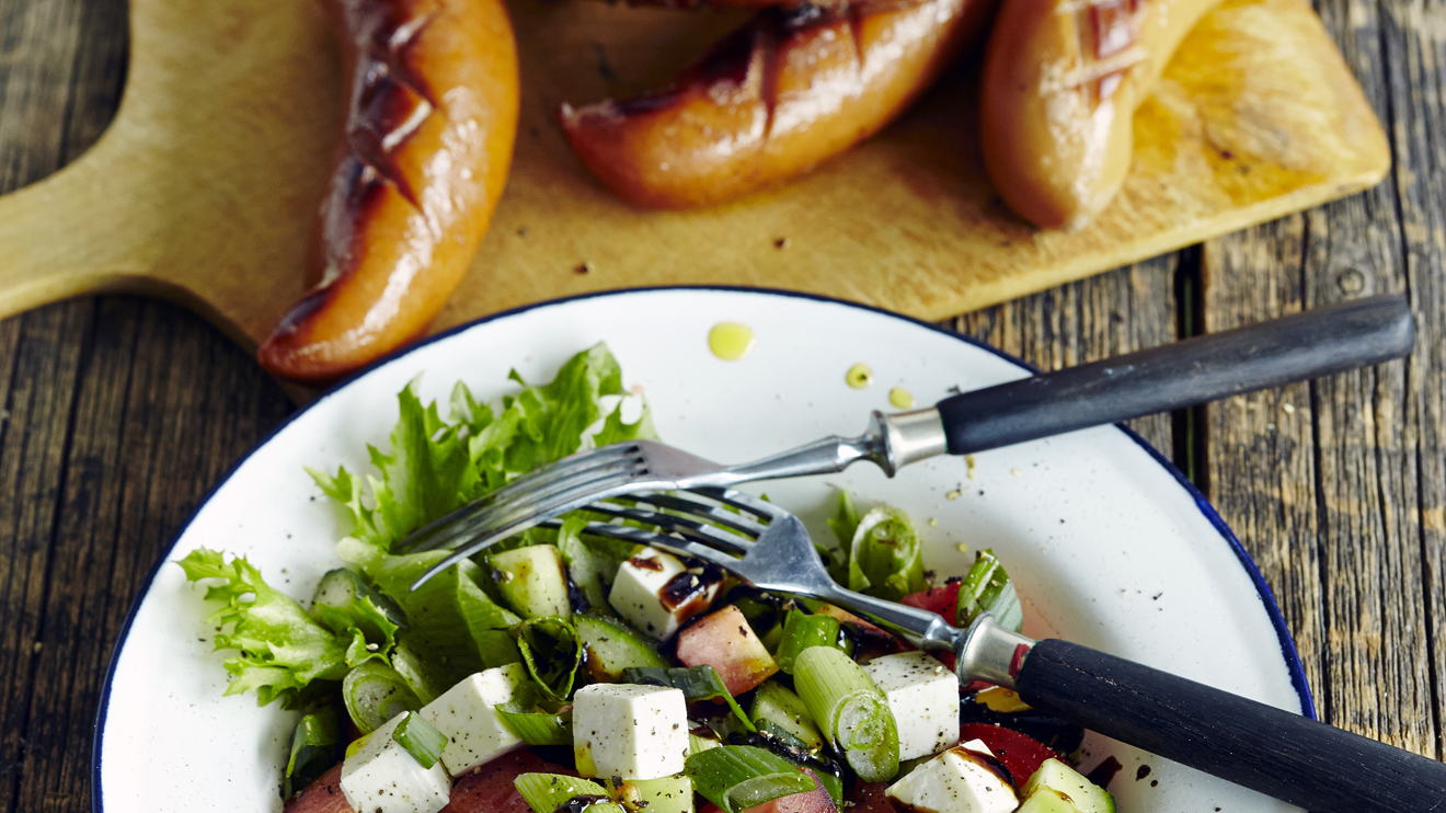 Vesimeloni-fetasalaatti ja grillimakkara