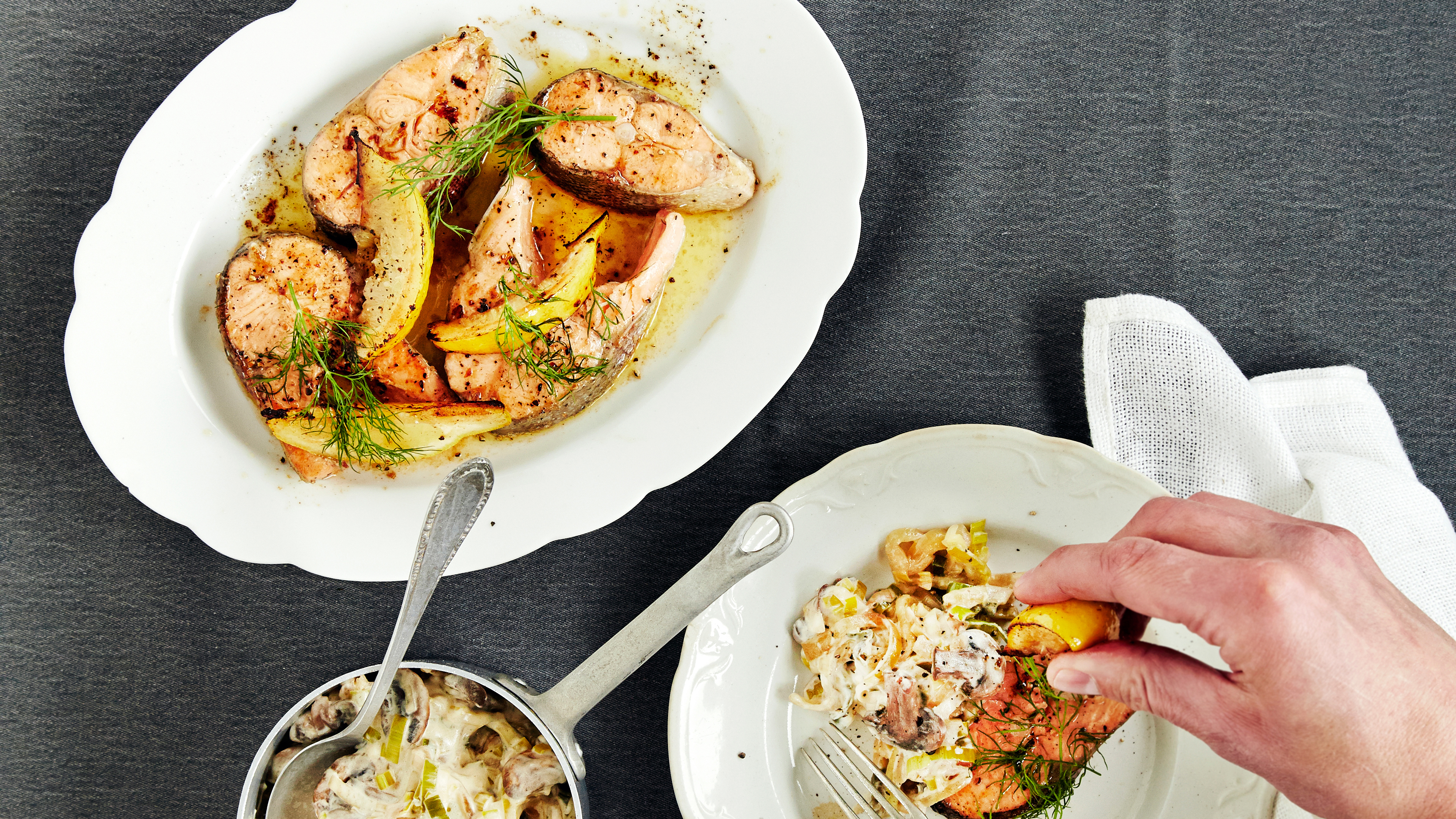 Kirjolohikyljykset ja sipuli-sienimuhennos