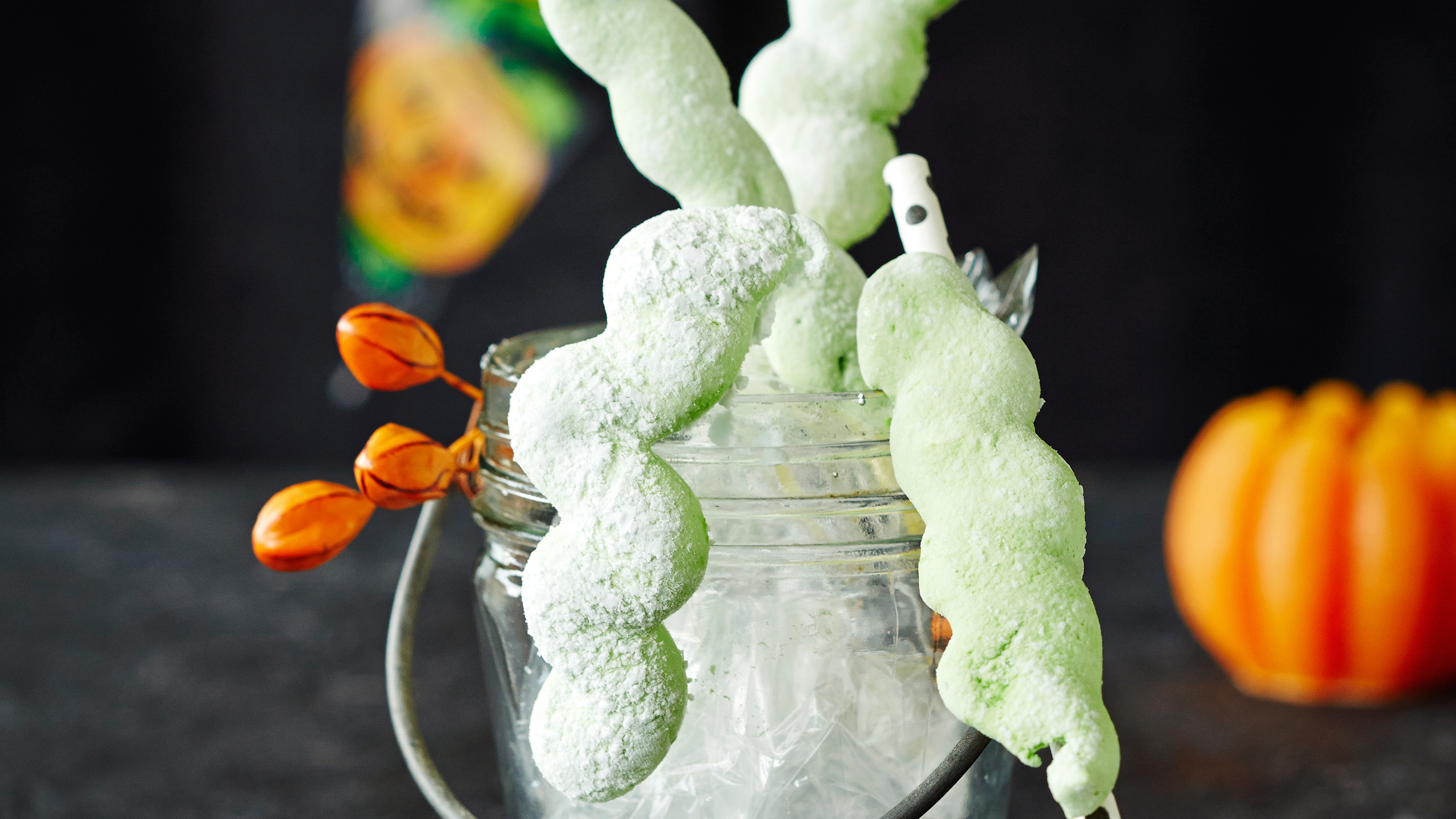 Halloween vaahtokarkkimadot