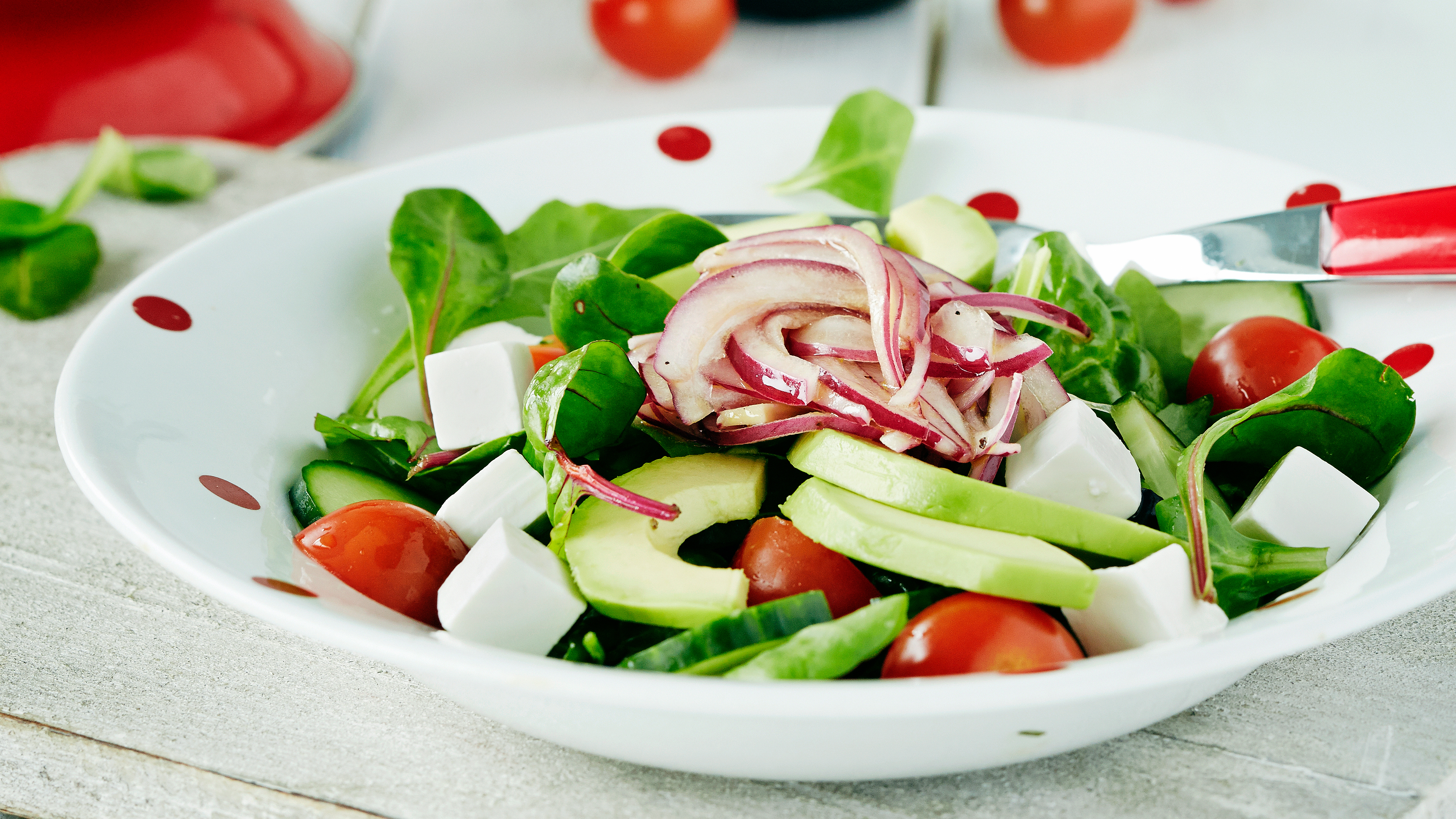 Avokado-juustosalaatti