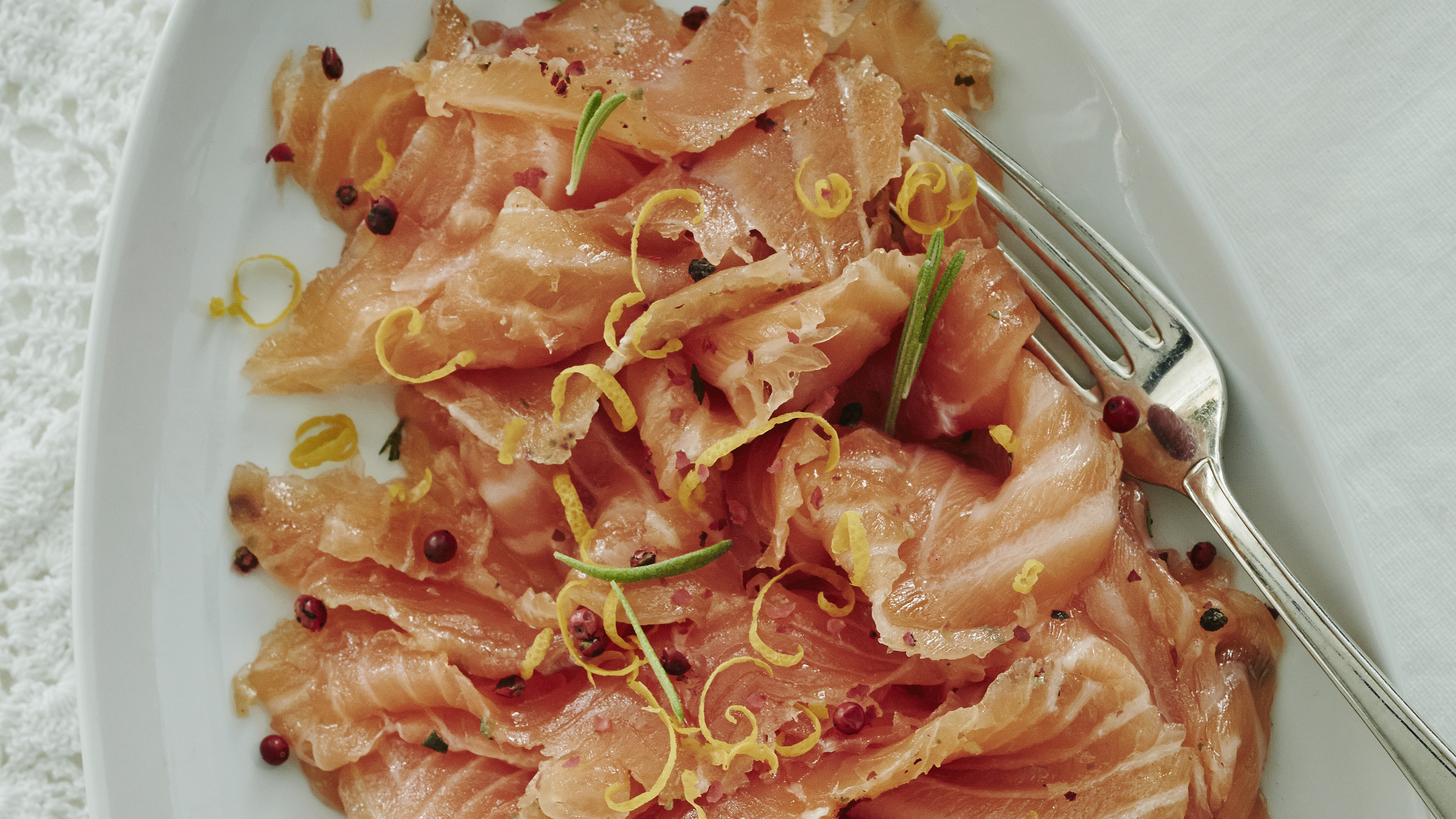 Appelsiini-rosmariinigraavattu lohi