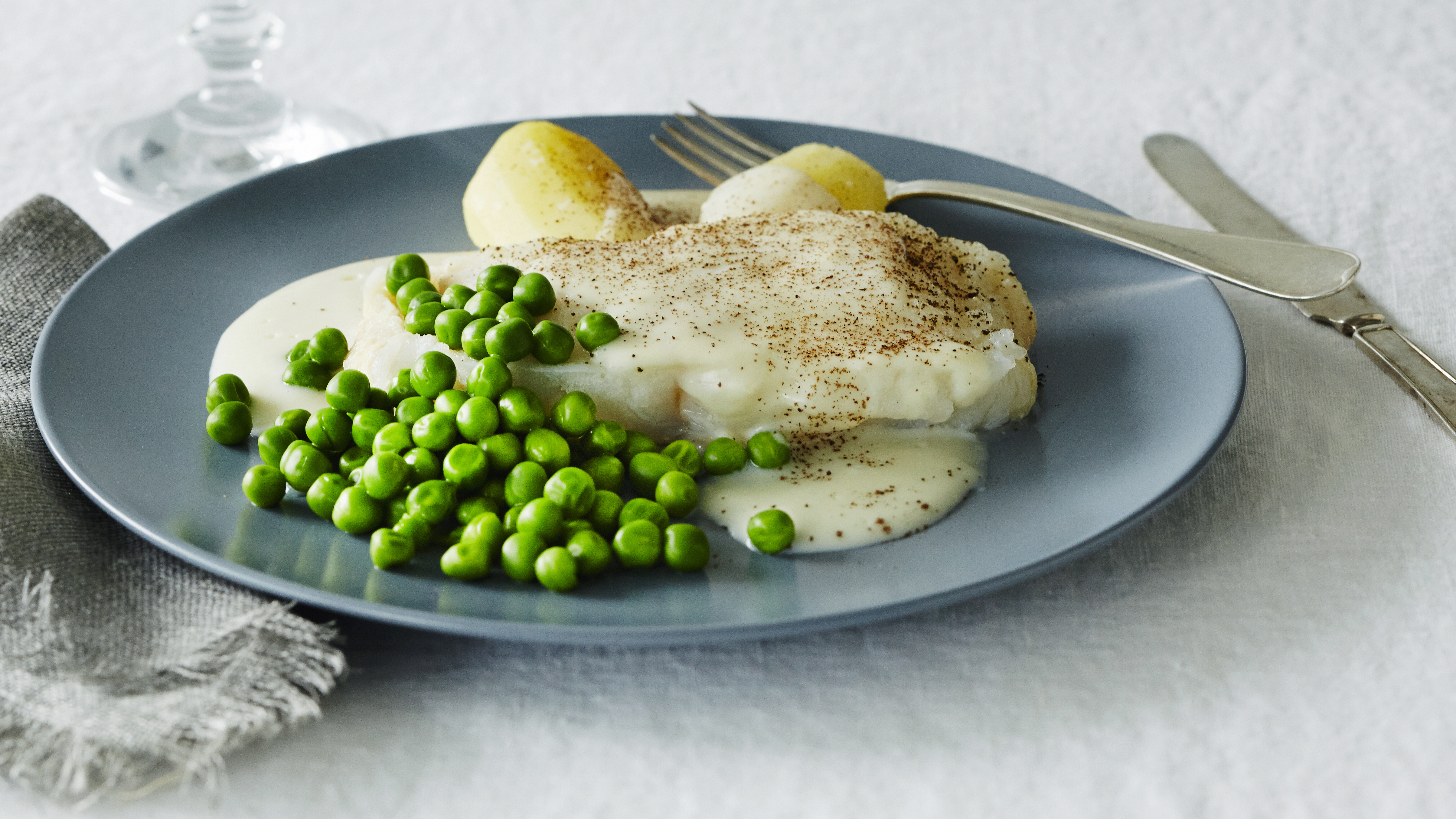 Lipeäkala ja valkokastike 