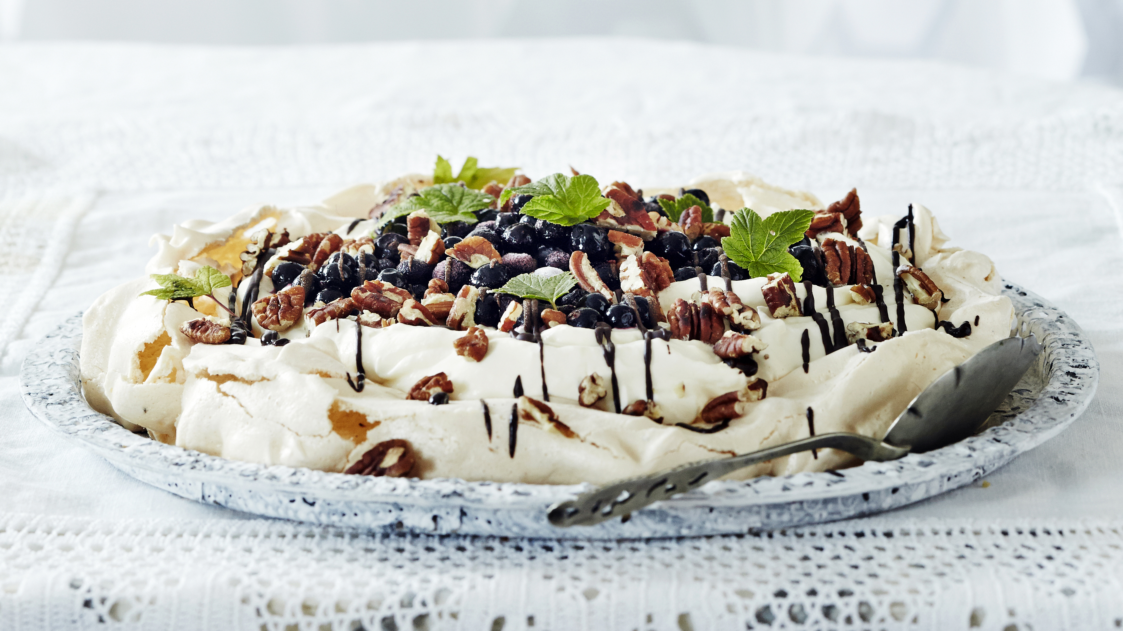 Mustaherukka-suklaapavlova