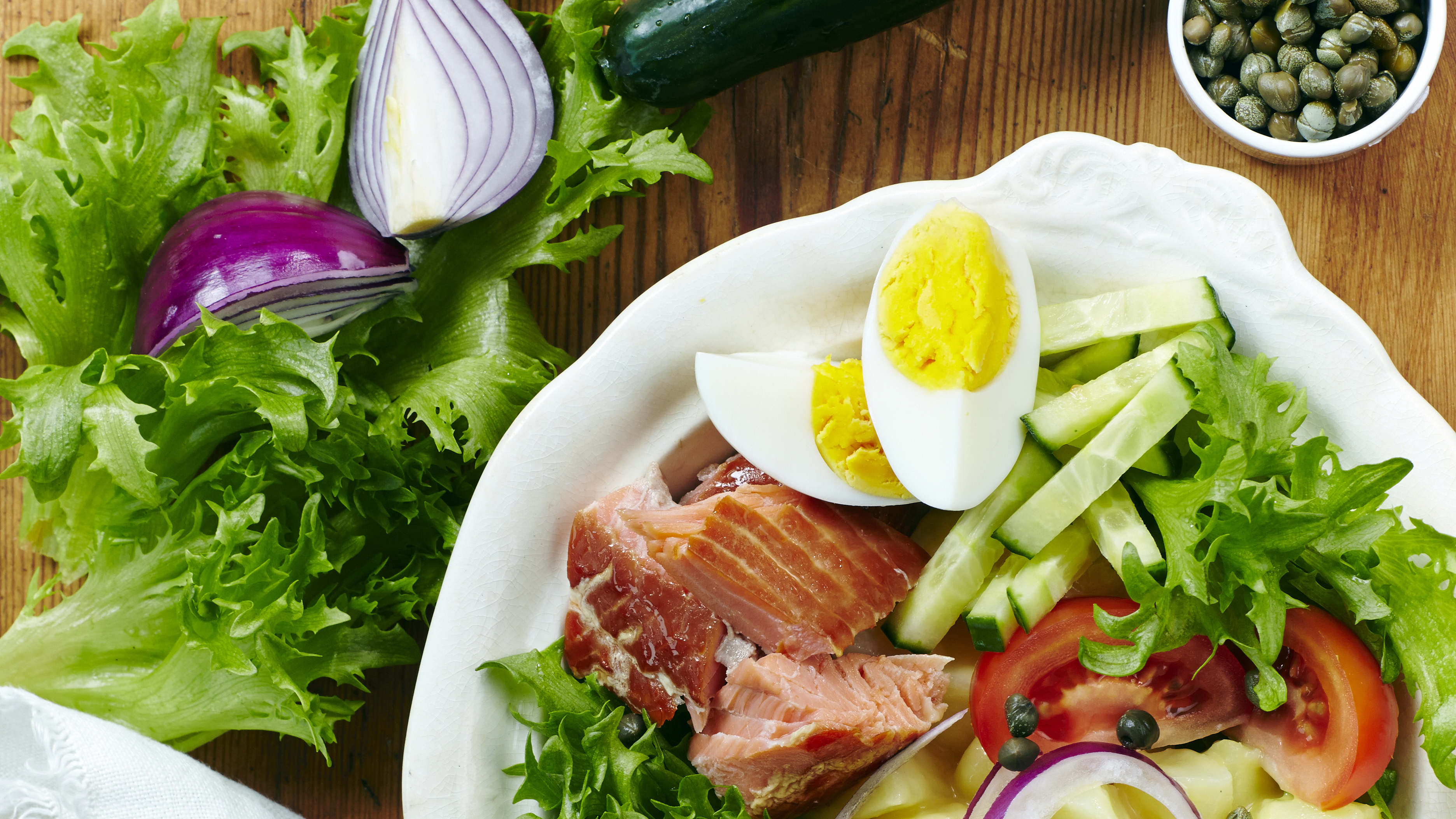 Appelsiininen lohi-perunasalaatti