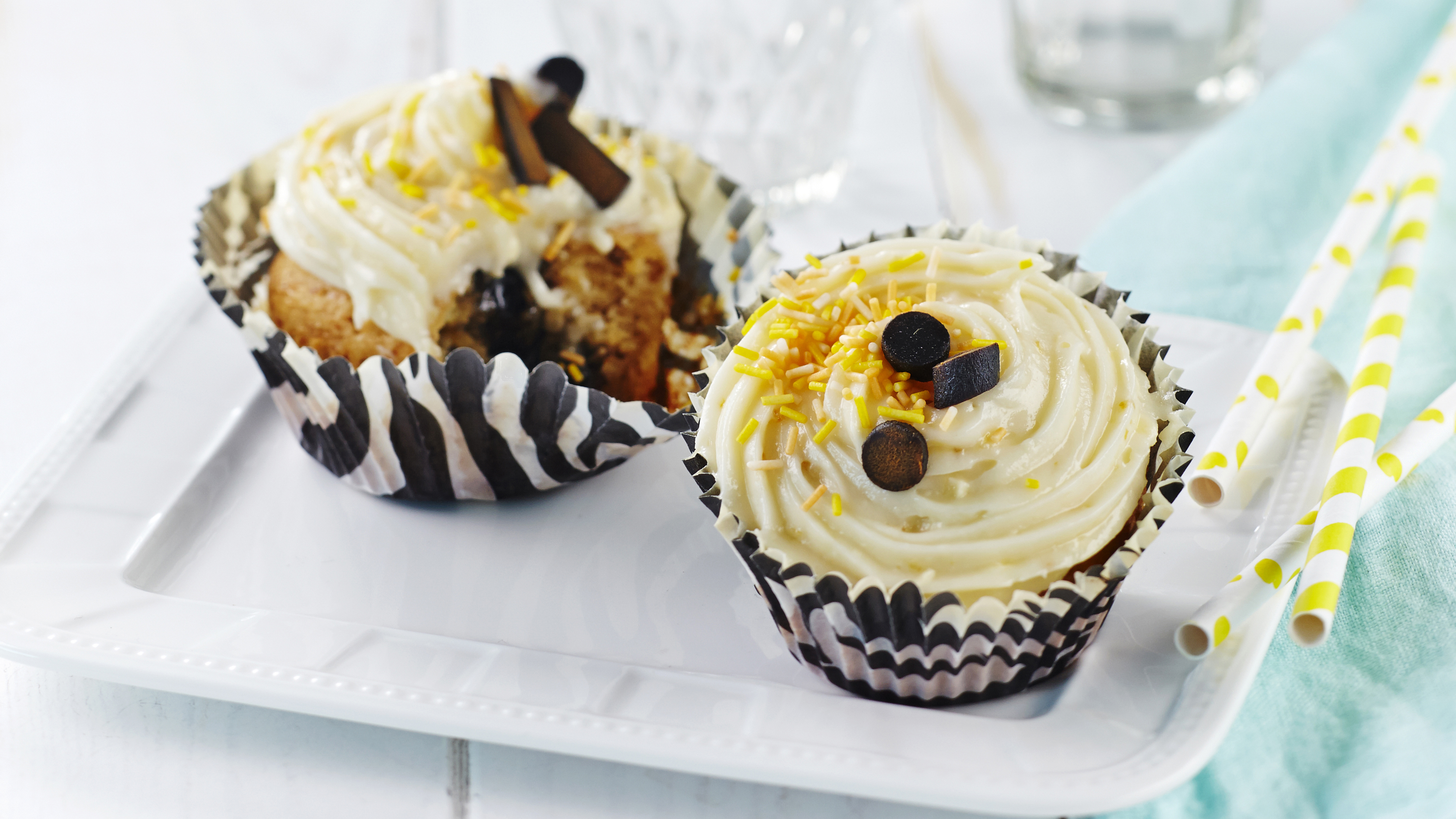 Appelsiini-lakritsikuppikakut