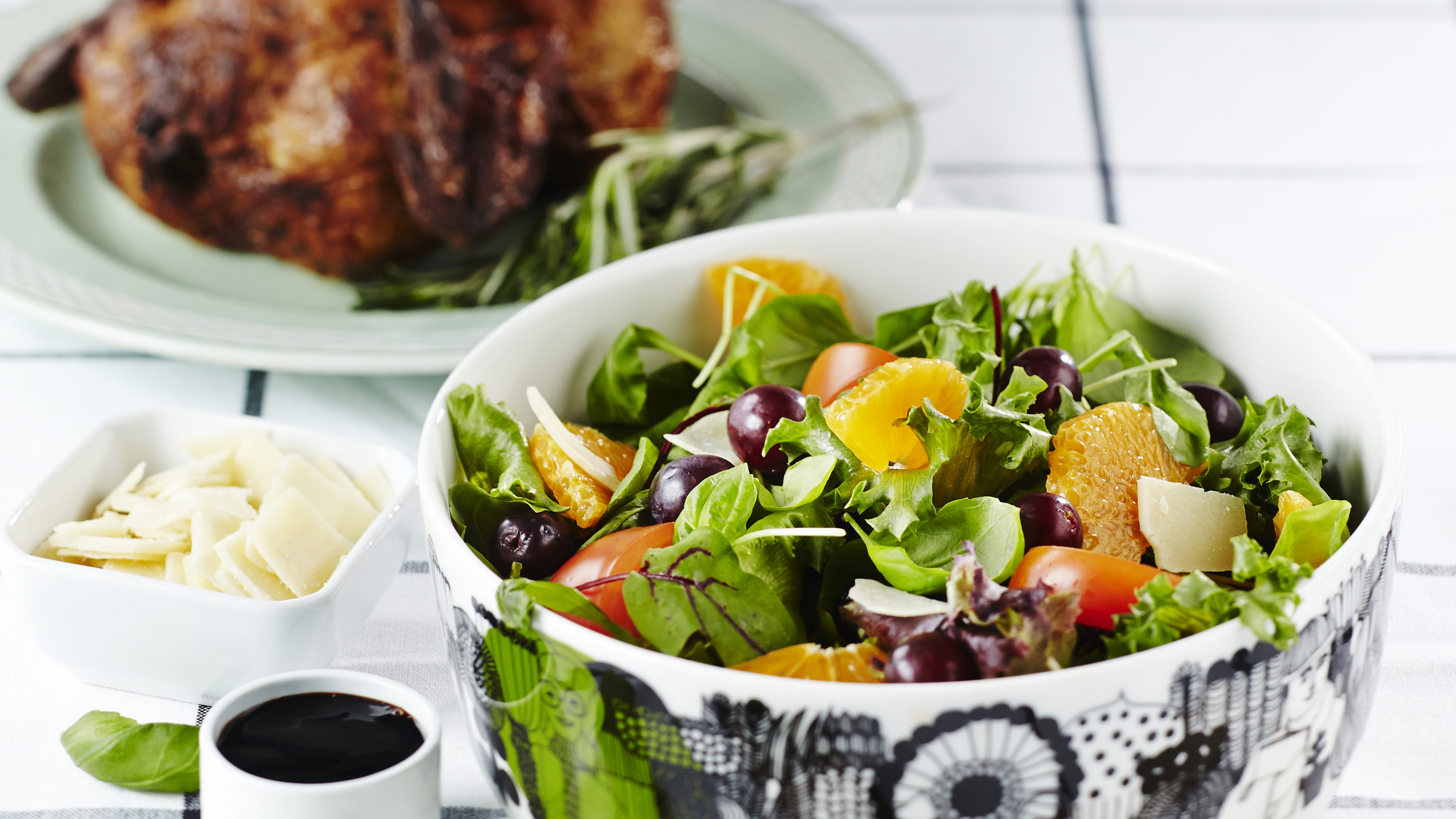 Hedelmäinen salaatti ja broileri