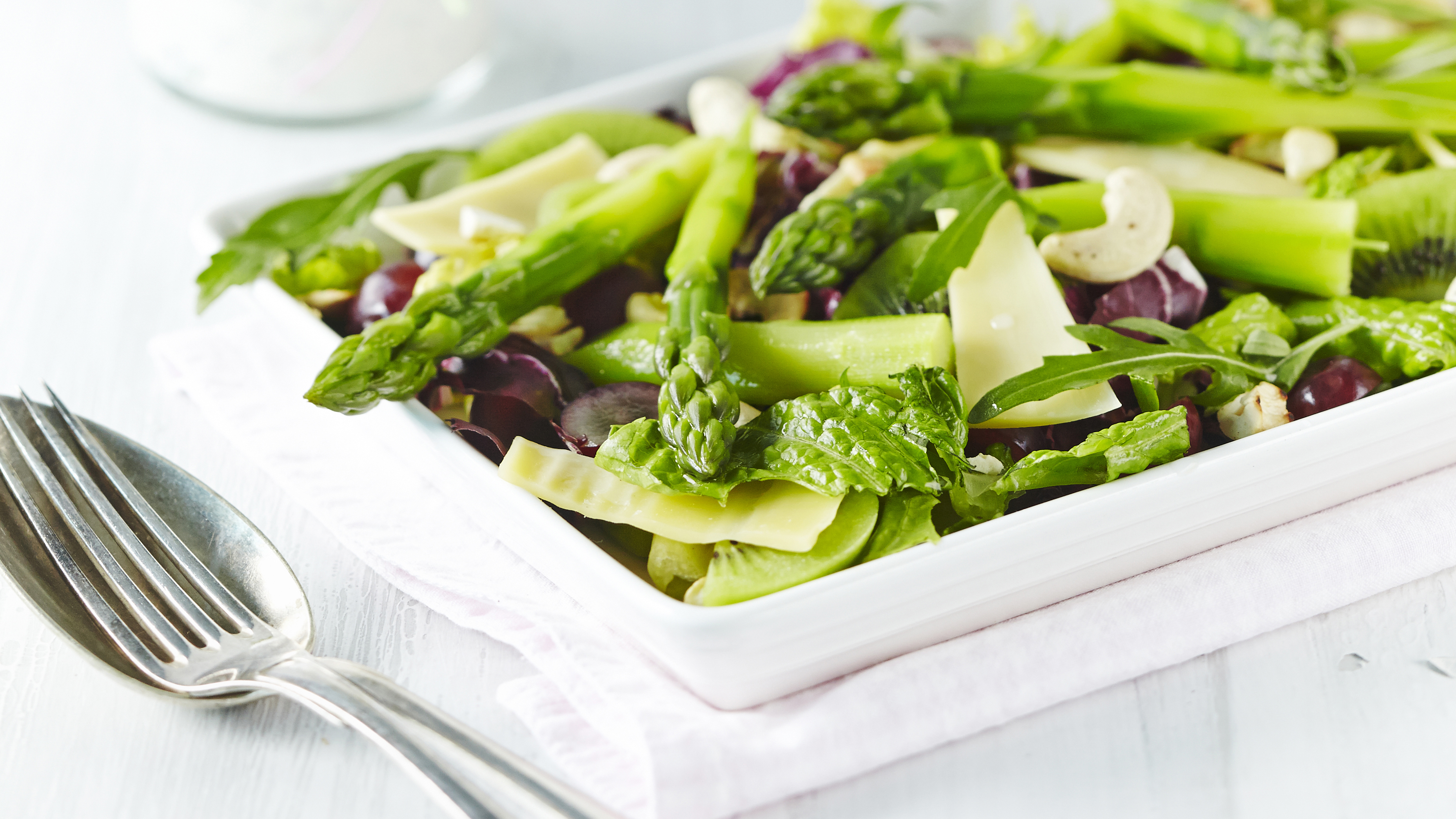 Hedelmäinen parsasalaatti