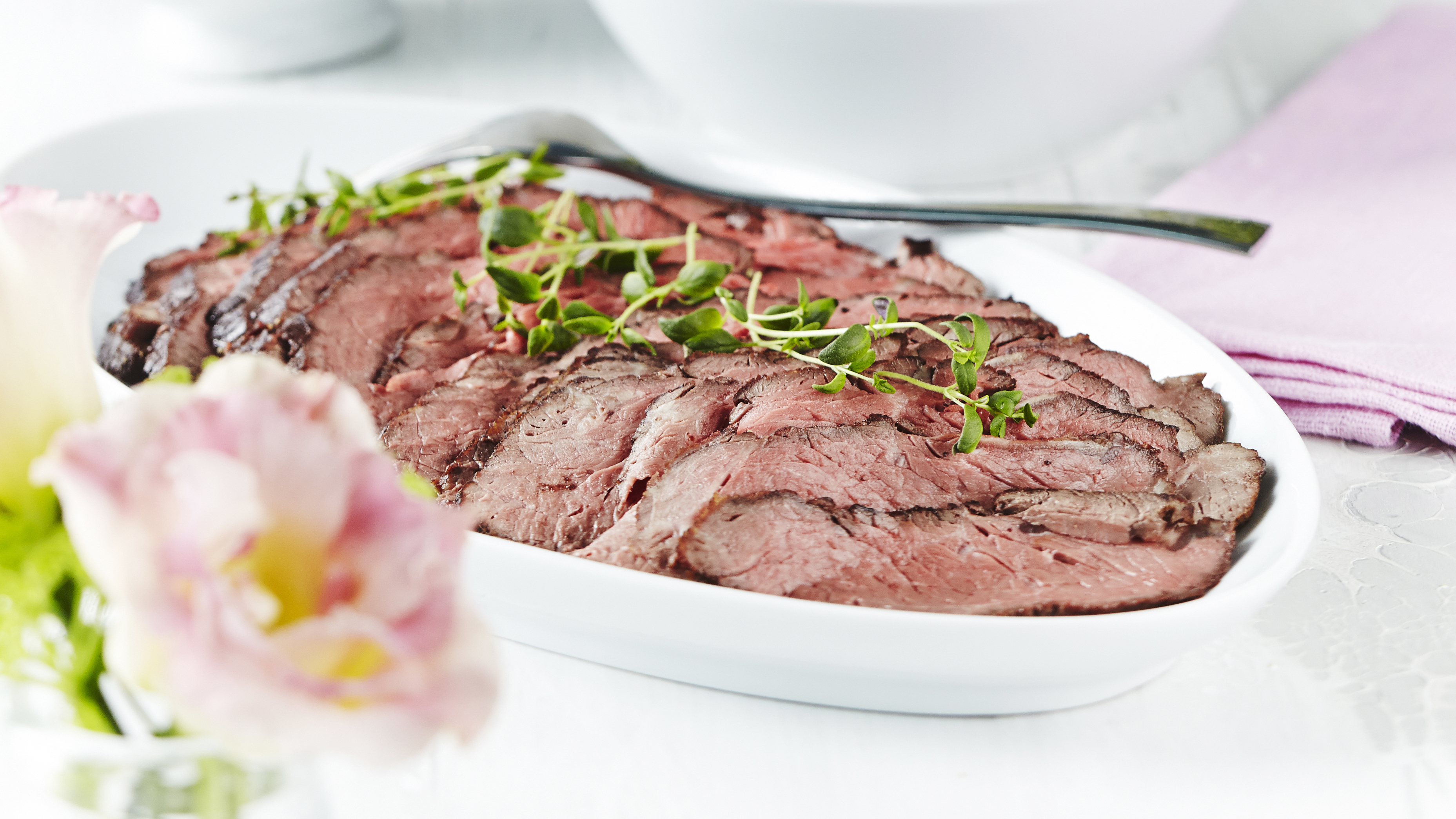 Paahtopaisti ja salsa verde -perunasalaatti