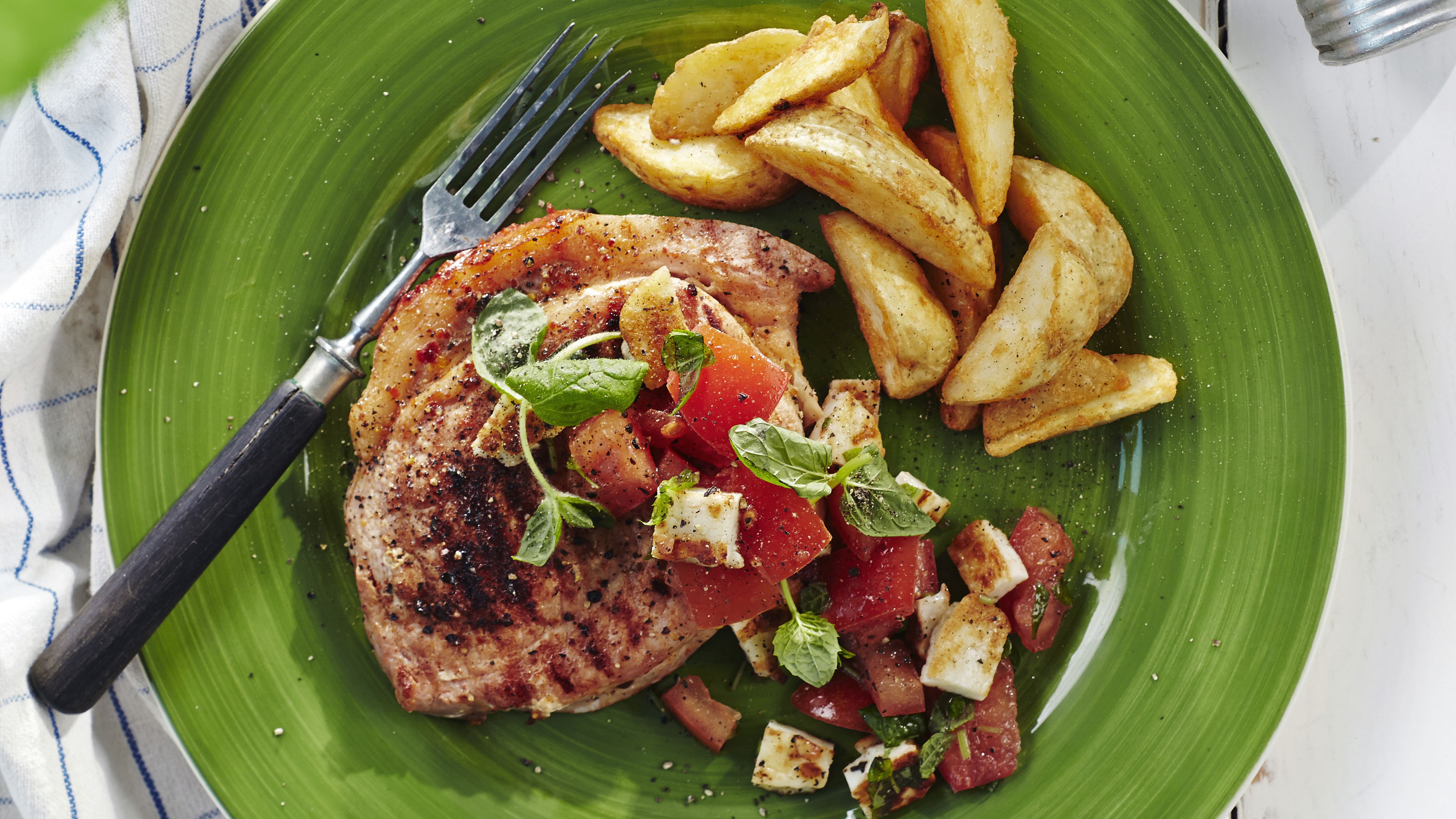 Possun ulkofileepihvit ja halloumi-tomaattisalsa