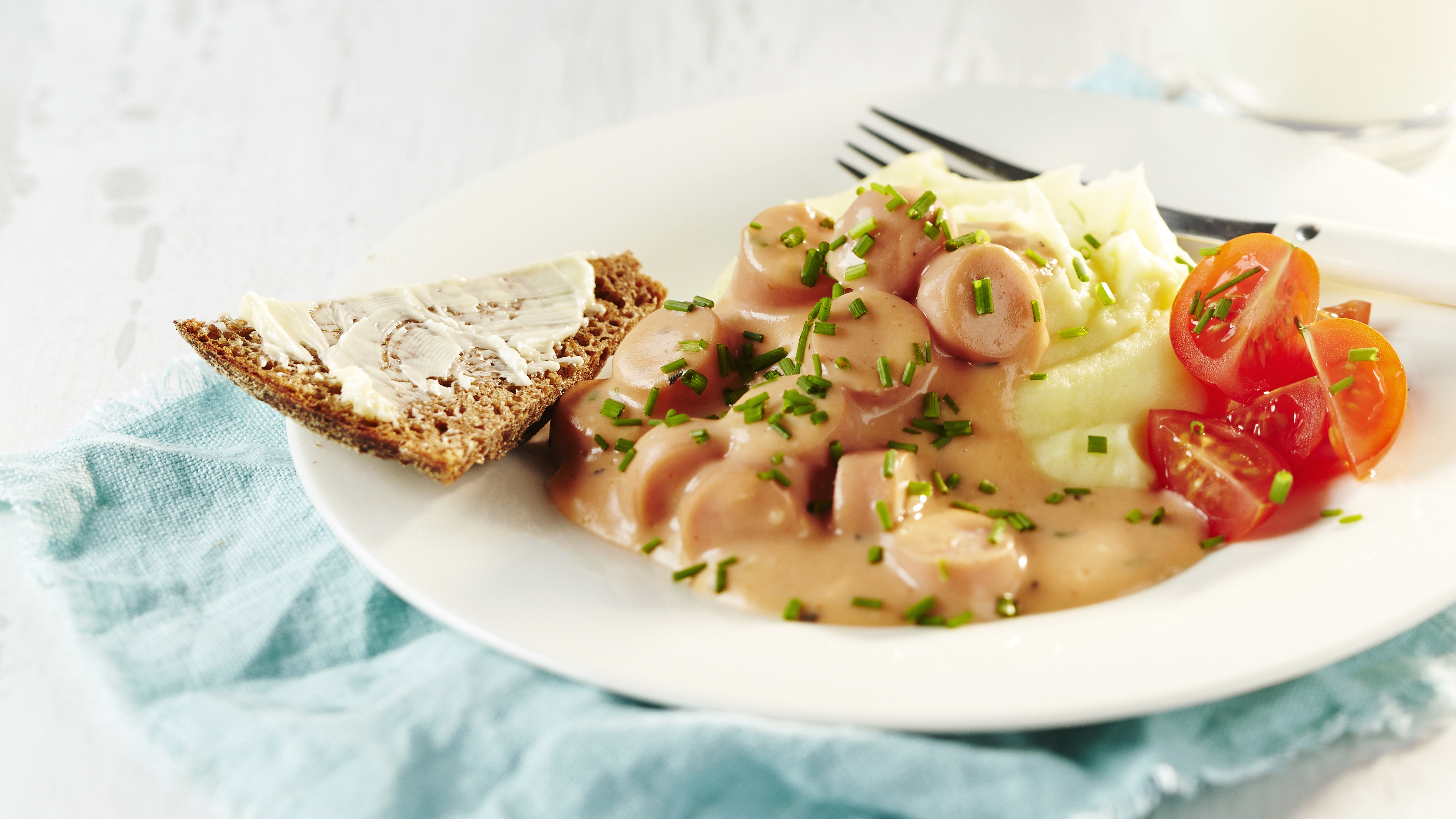 Punertava nakkikastike