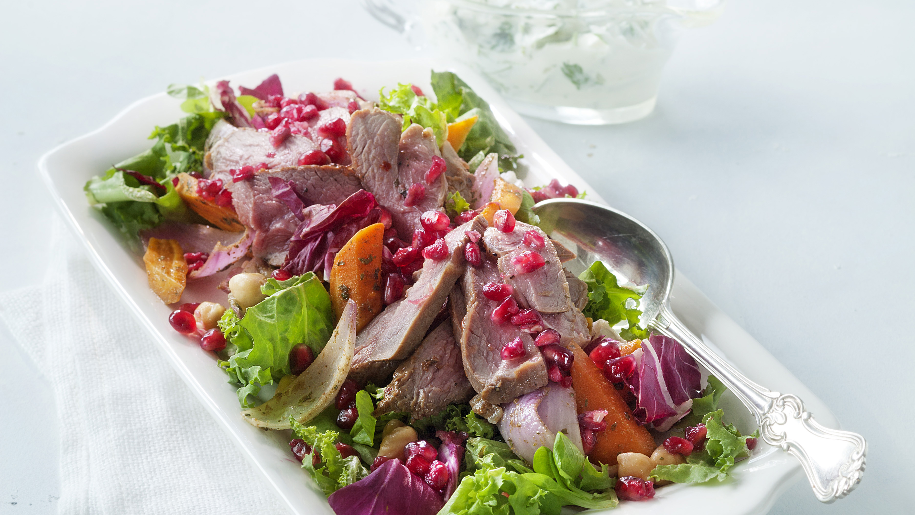 Mausteinen karitsan paahtopaistisalaatti