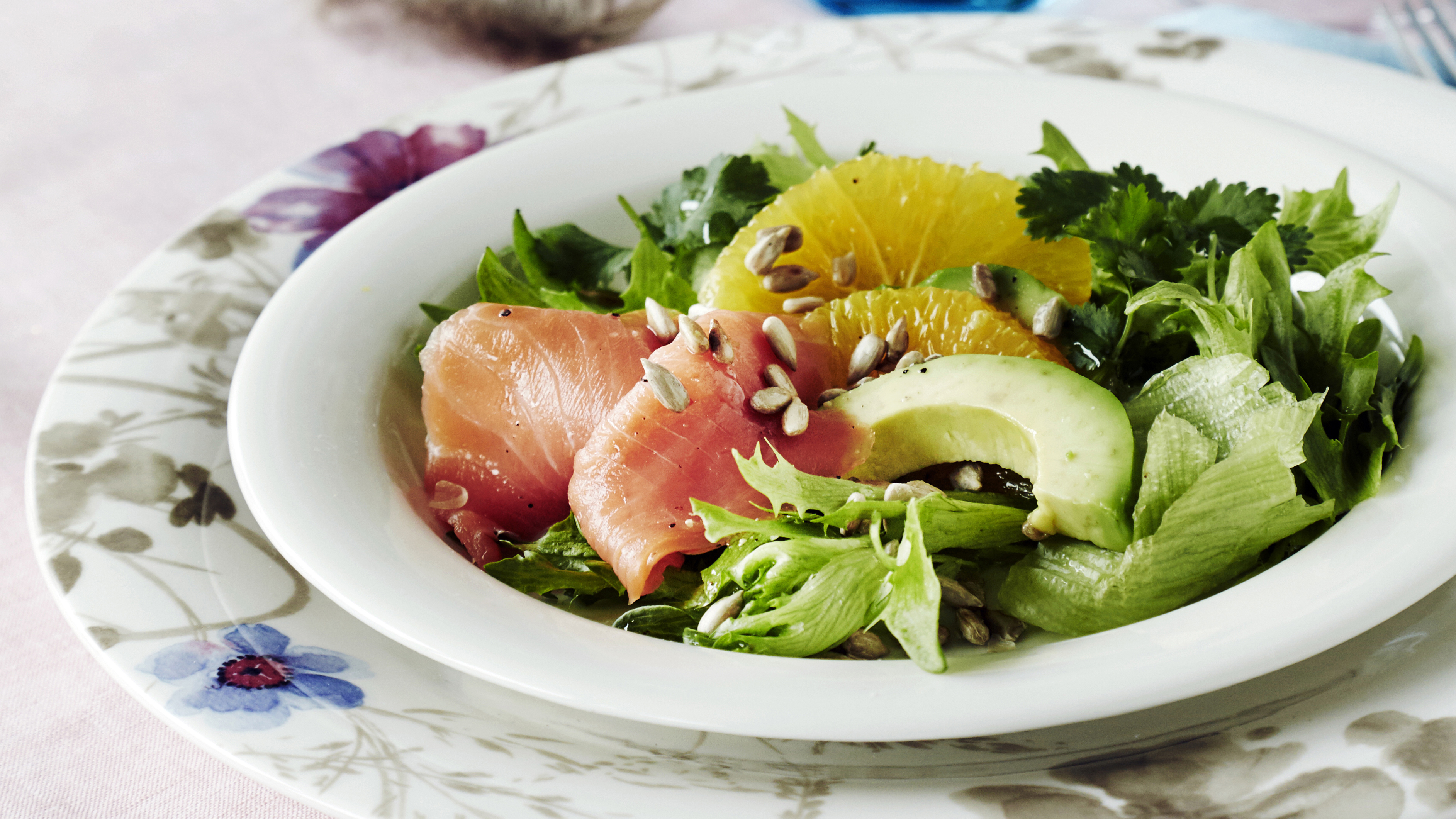 Appelsiini-avokado-lohisalaatti