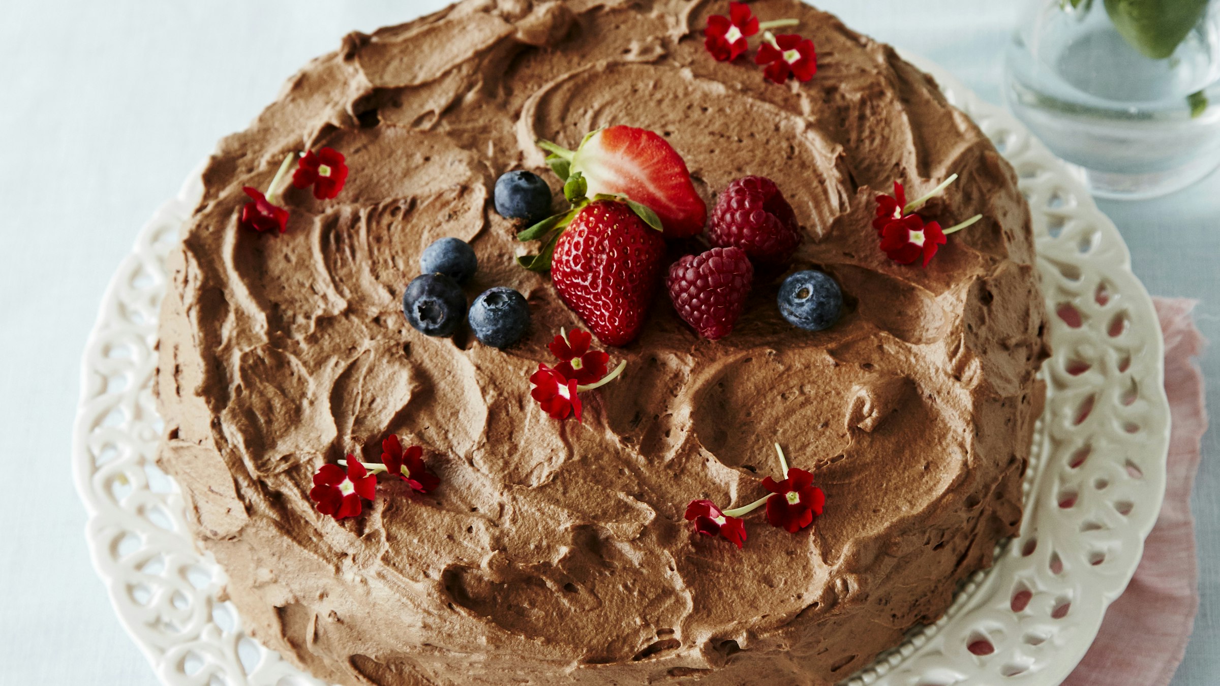 Mansikka-suklaakakku | Makeat leivonnaiset | Reseptit | K-Ruoka