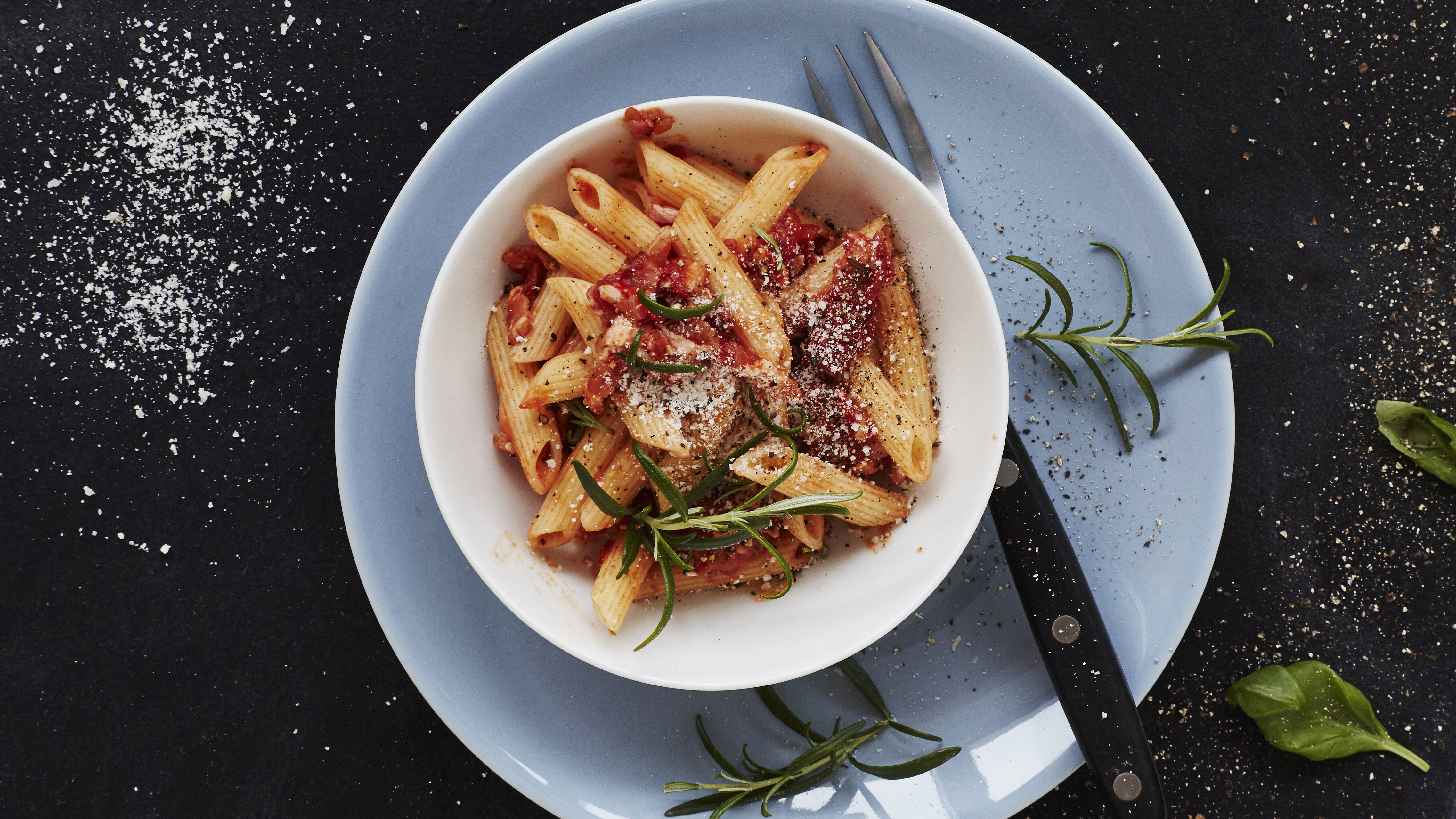 Pekoni-tomaattipastakastike