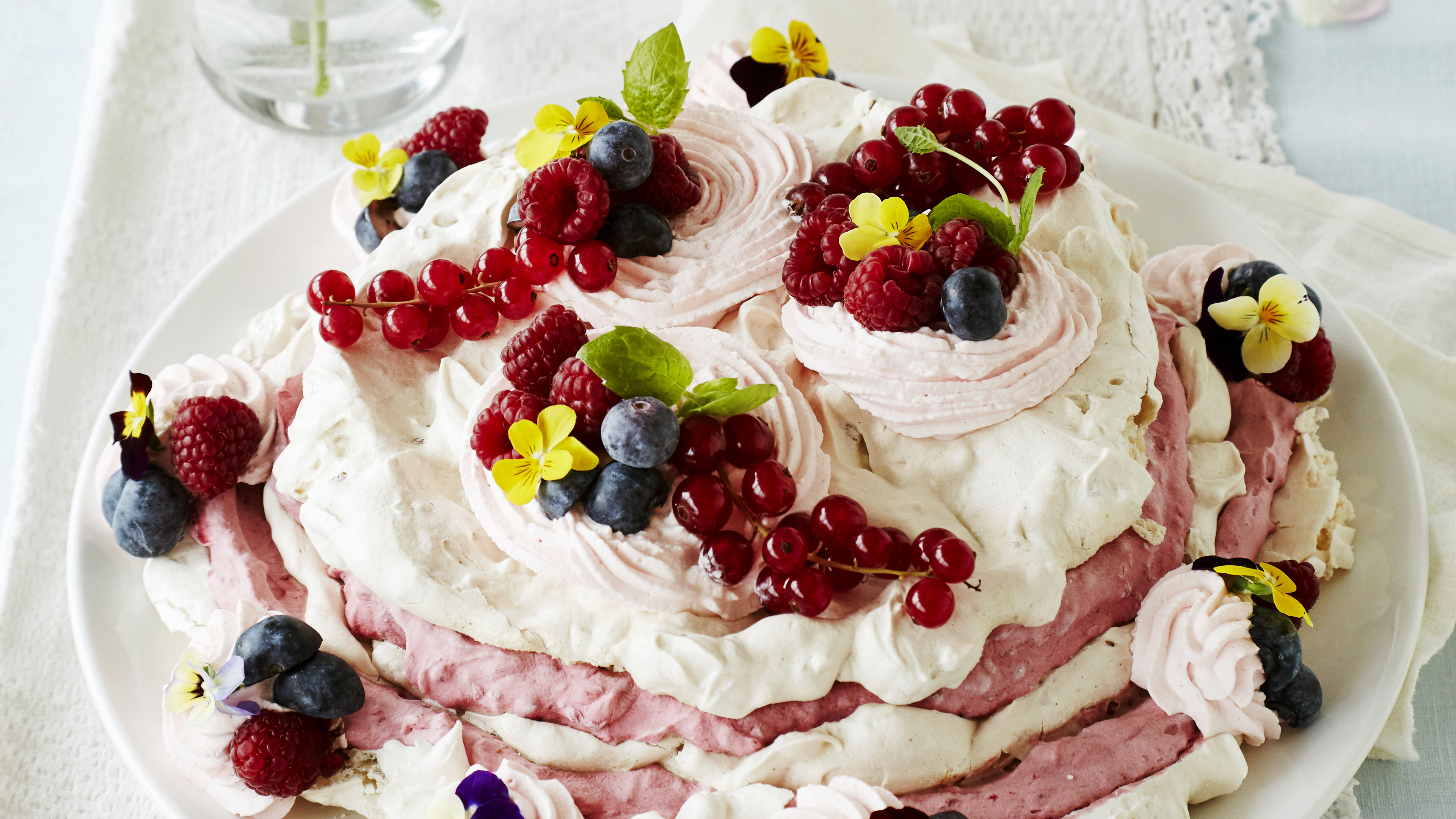 Jäädytetty vadelma-marenkikakku