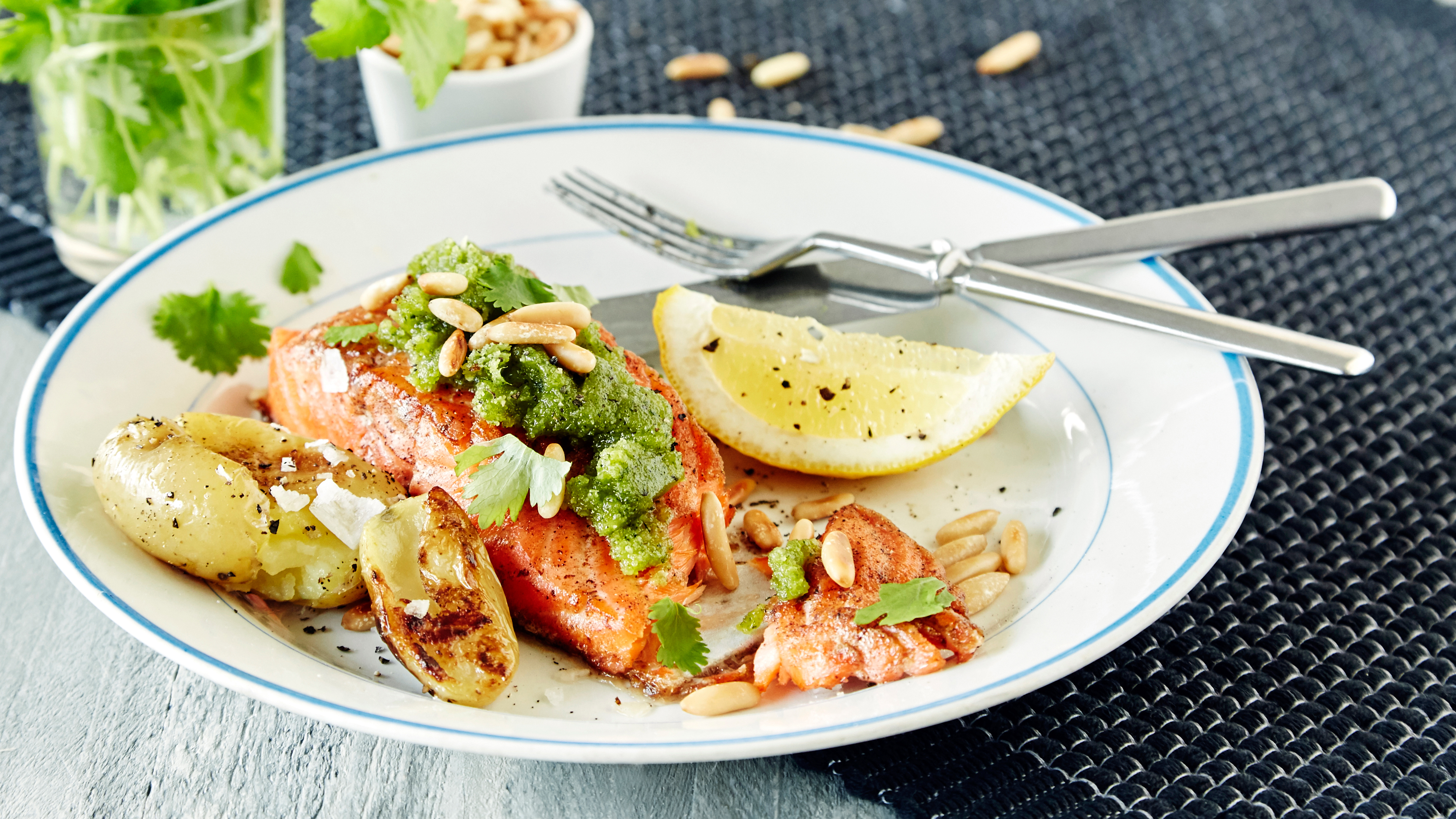 Grillattu lohi ja korianteripesto