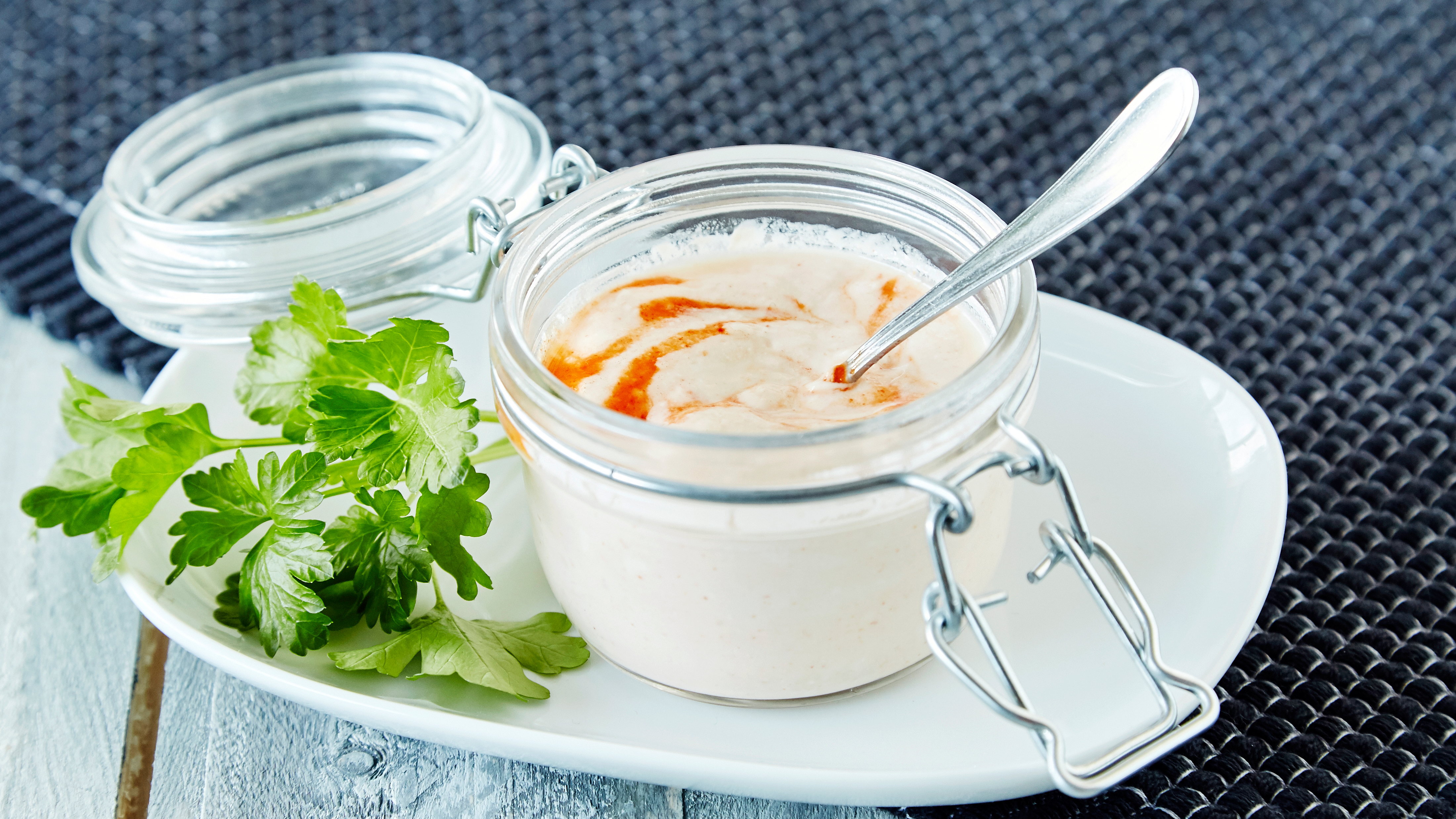 Sriracha-jogurttikastike