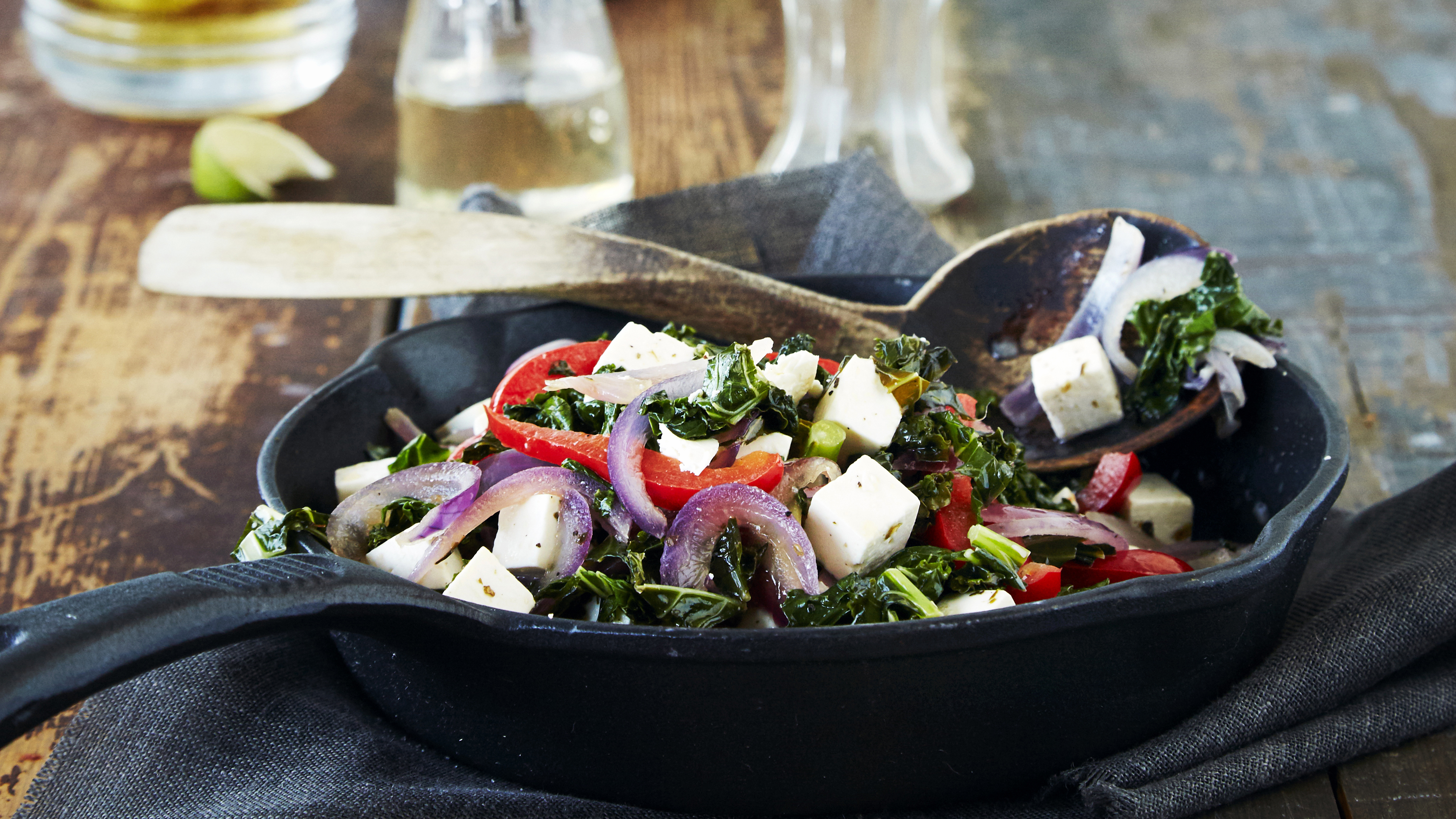 Lämmin lehtikaalisalaatti